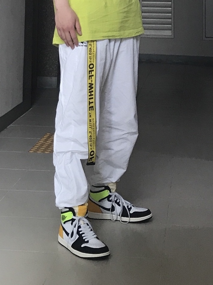 Jordan 1 Retro High OG Volt Gold 착용 스타일 - 3