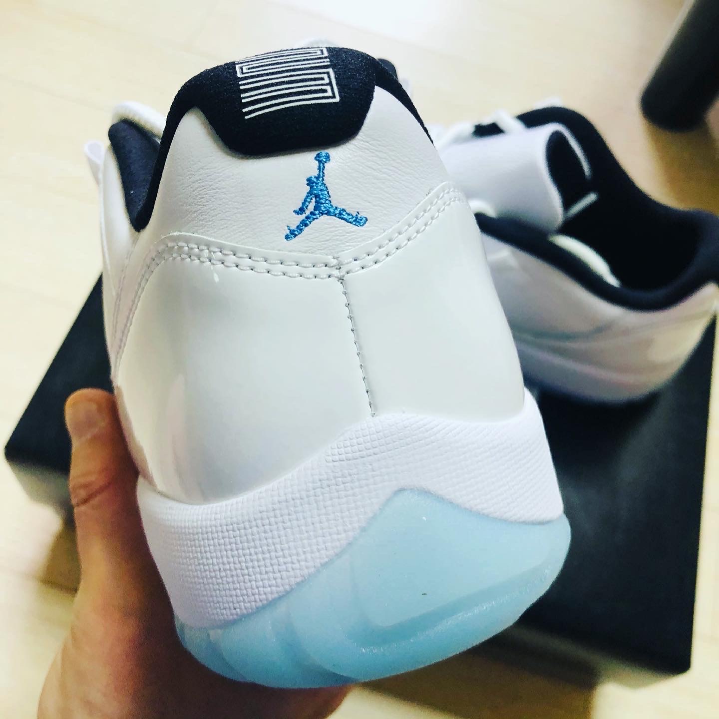 Jordan 11 Retro Low Legend Blue 착용 스타일 - 5