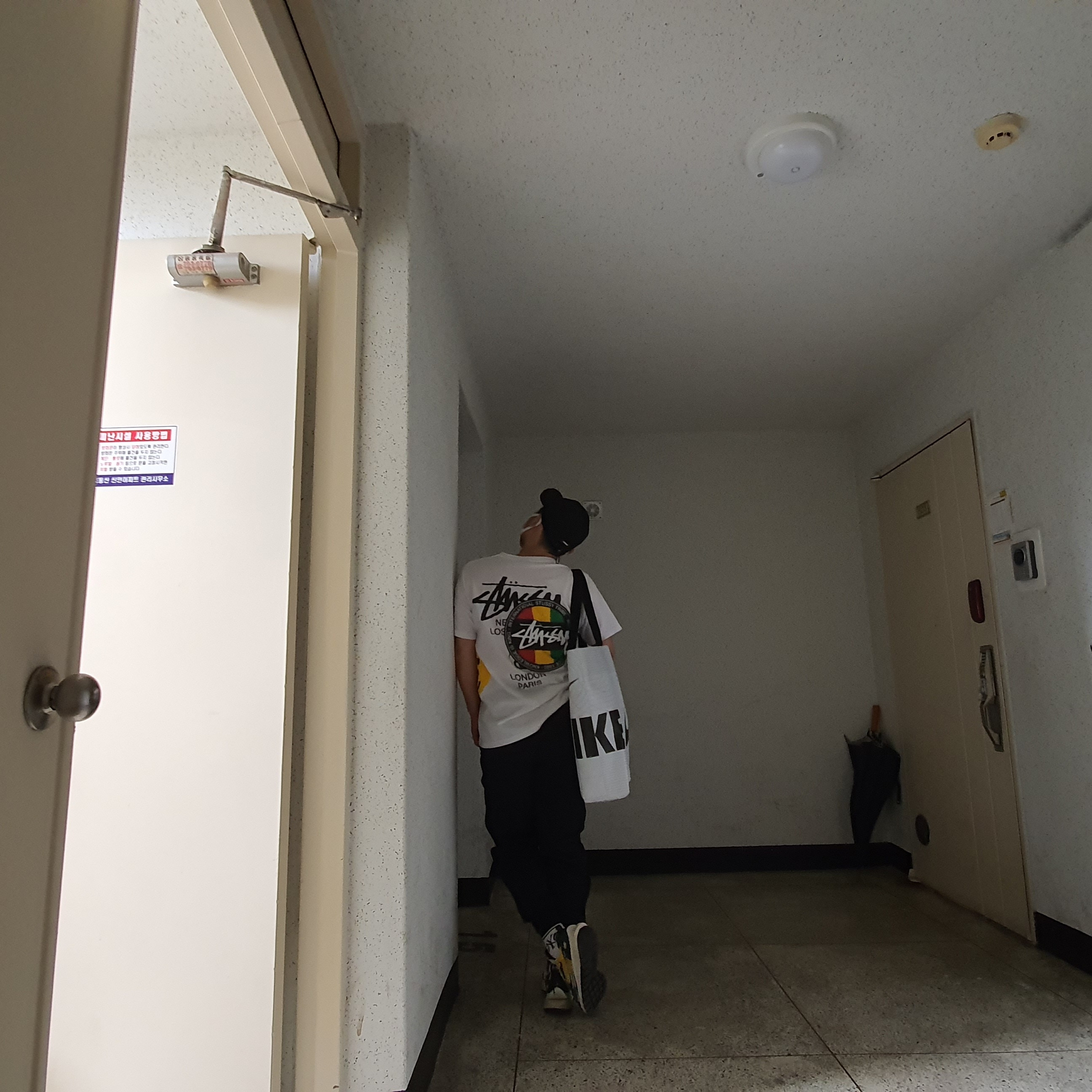 Nike x Sacai VaporWaffle Tour Yellow & Gorge Green Sail, Stussy x Cactus Plant Flea Market USA 2019 T-Shirt White 착용 스타일 - 2