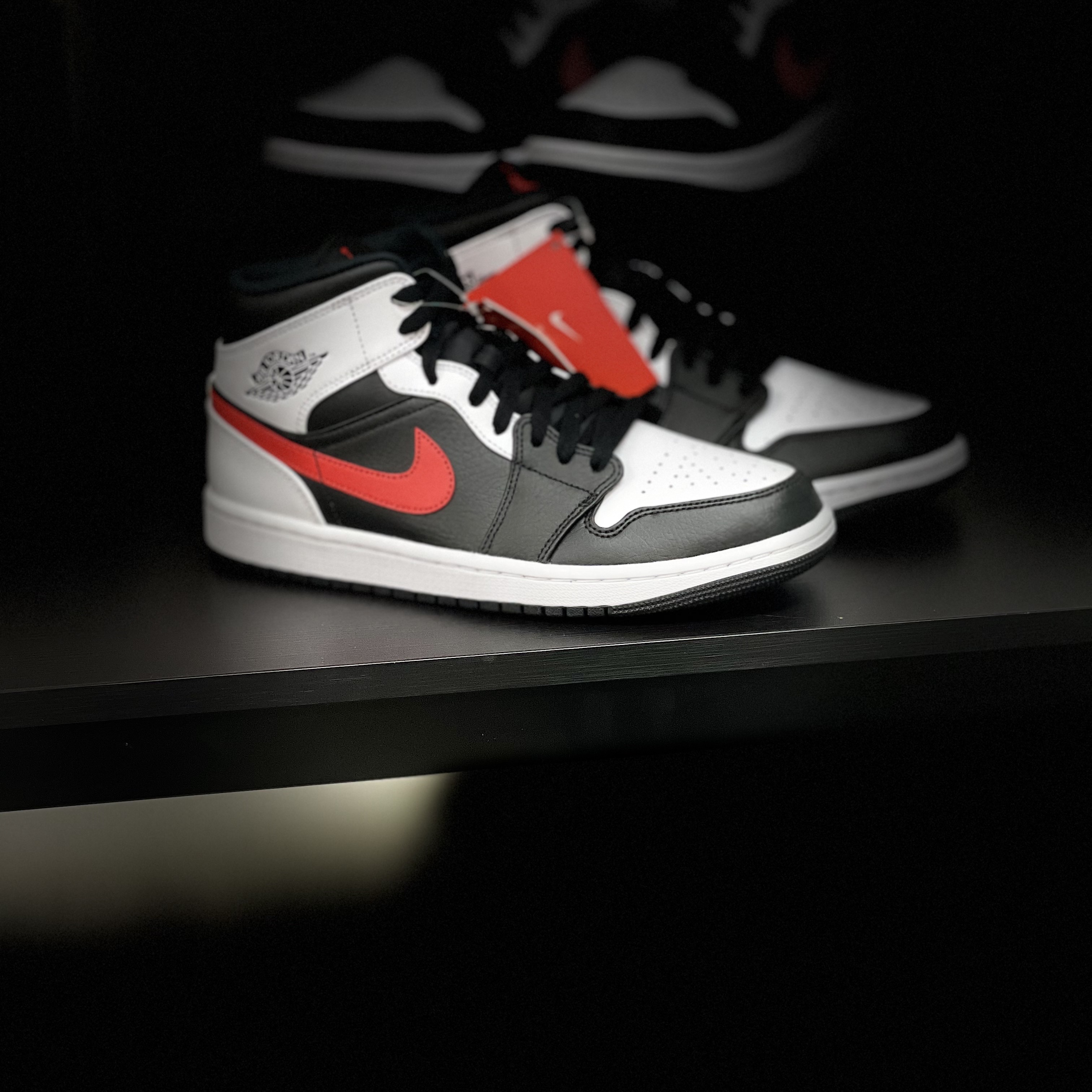 Jordan 1 Mid Black Chile Red 착용 스타일 - 5