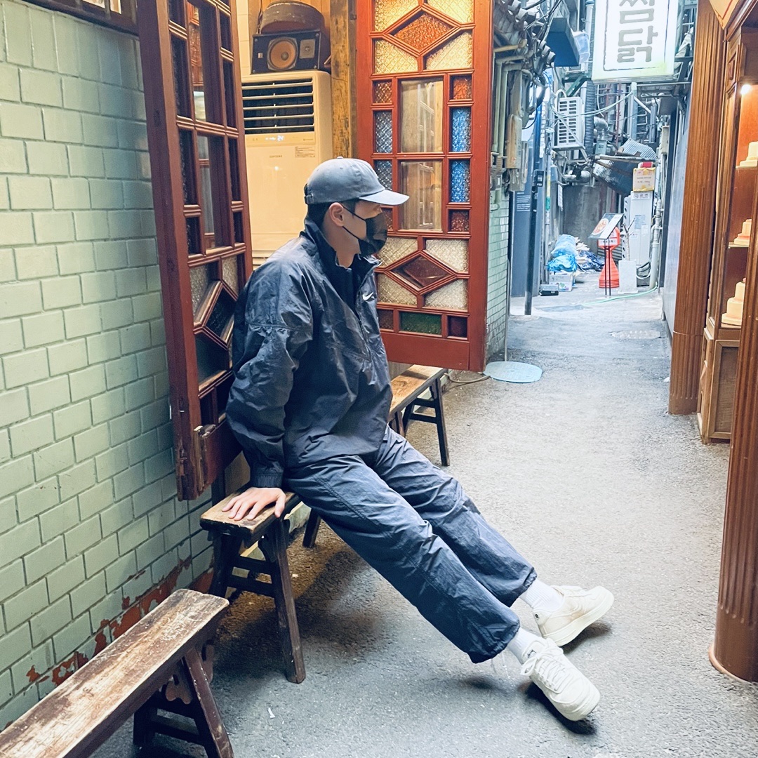 Nike x Stussy Windrunner Jacket Off Noir, Nike x Stussy Beach Pants Off Noir 착용 스타일