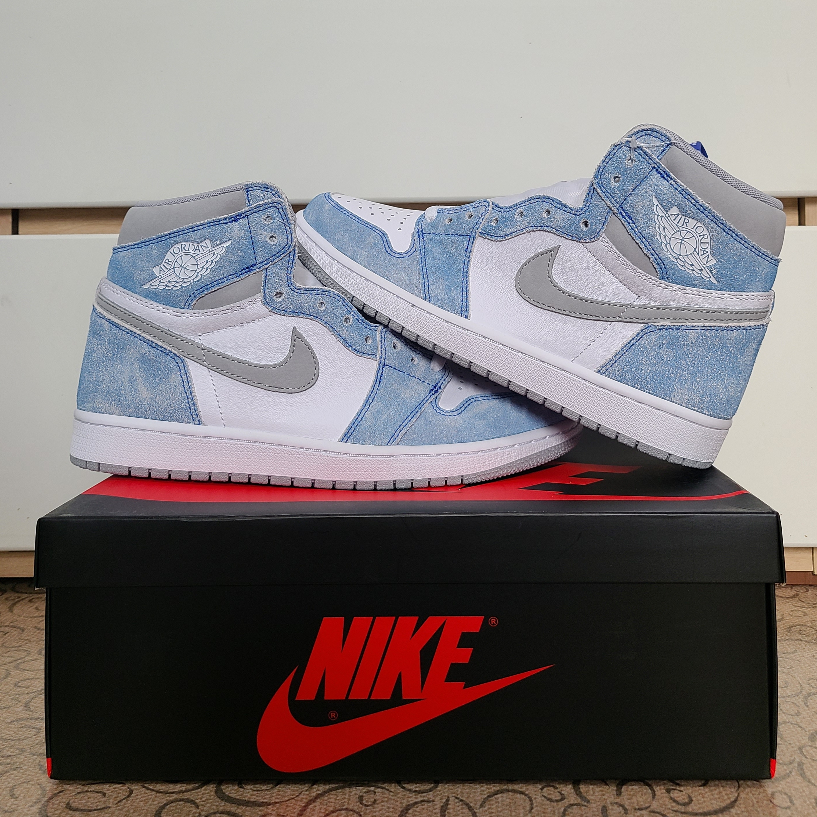 Jordan 1 Retro High OG Hyper Royal 착용 스타일