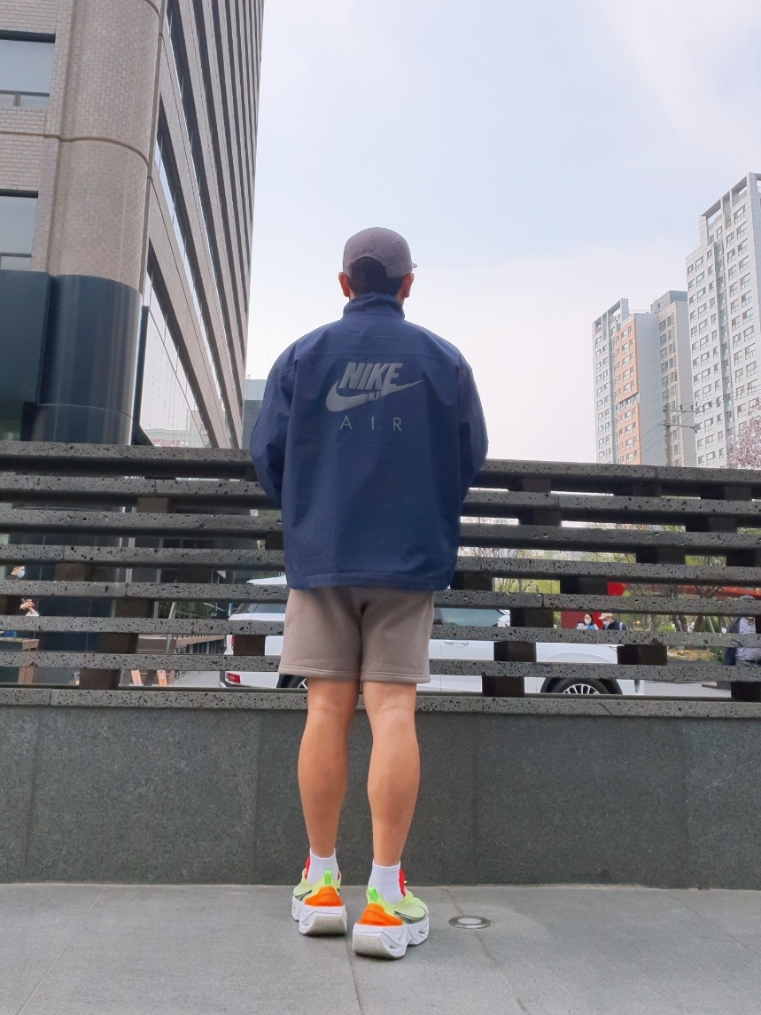 Nike x Kim Jones Reversible Wind Breaker Navy - Asia, Essentials Fleece Shorts Taupe - 20FW 착용 스타일 - 1