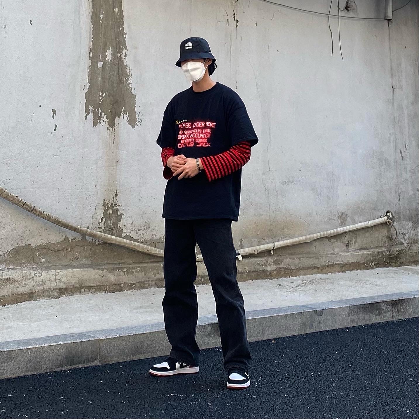 Jordan 1 Low Black Toe, Supreme x The North Face Snakeskin Packable Reversible Crusher Black - 18SS 착용 스타일 - 2