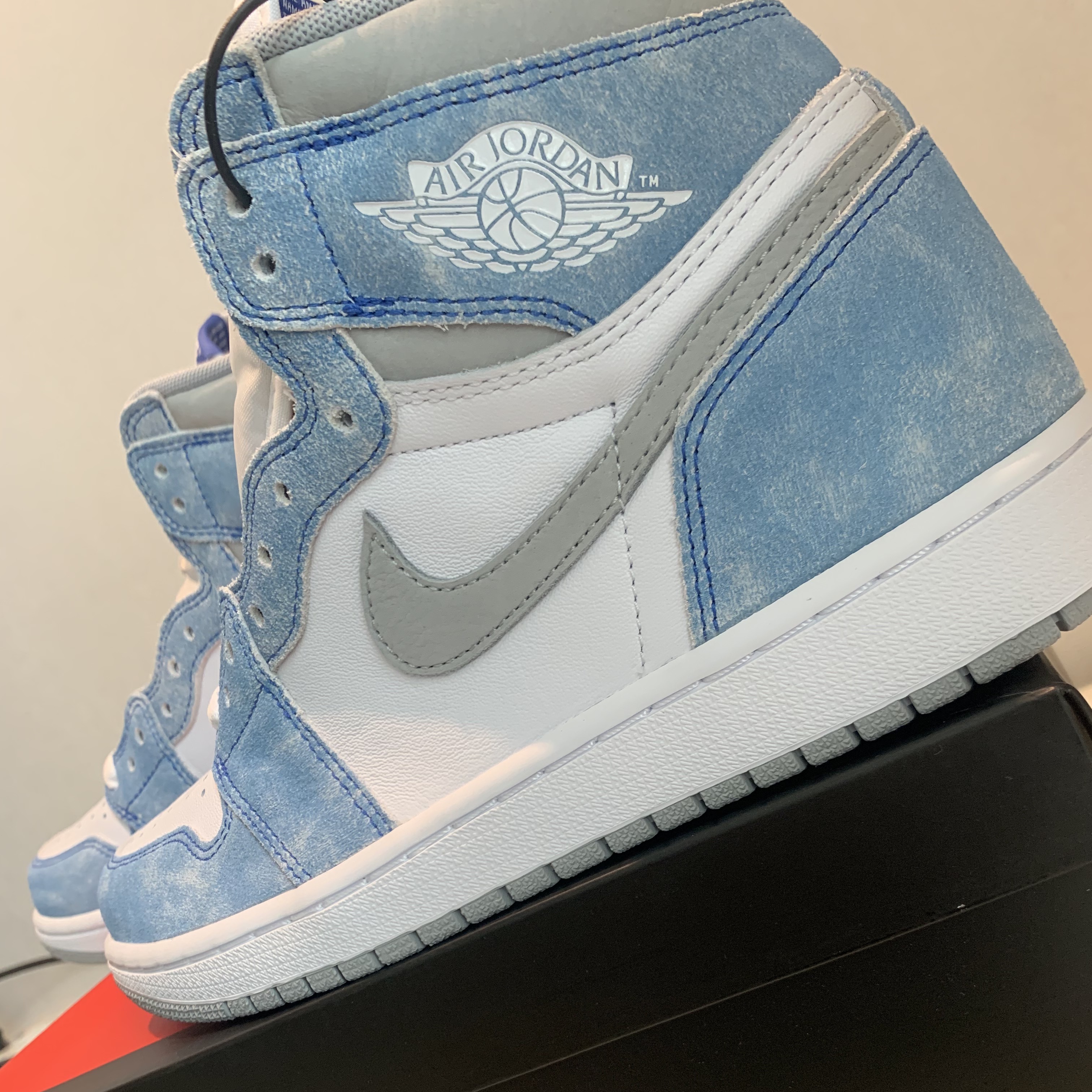 Jordan 1 Retro High OG Hyper Royal 착용 스타일 - 3