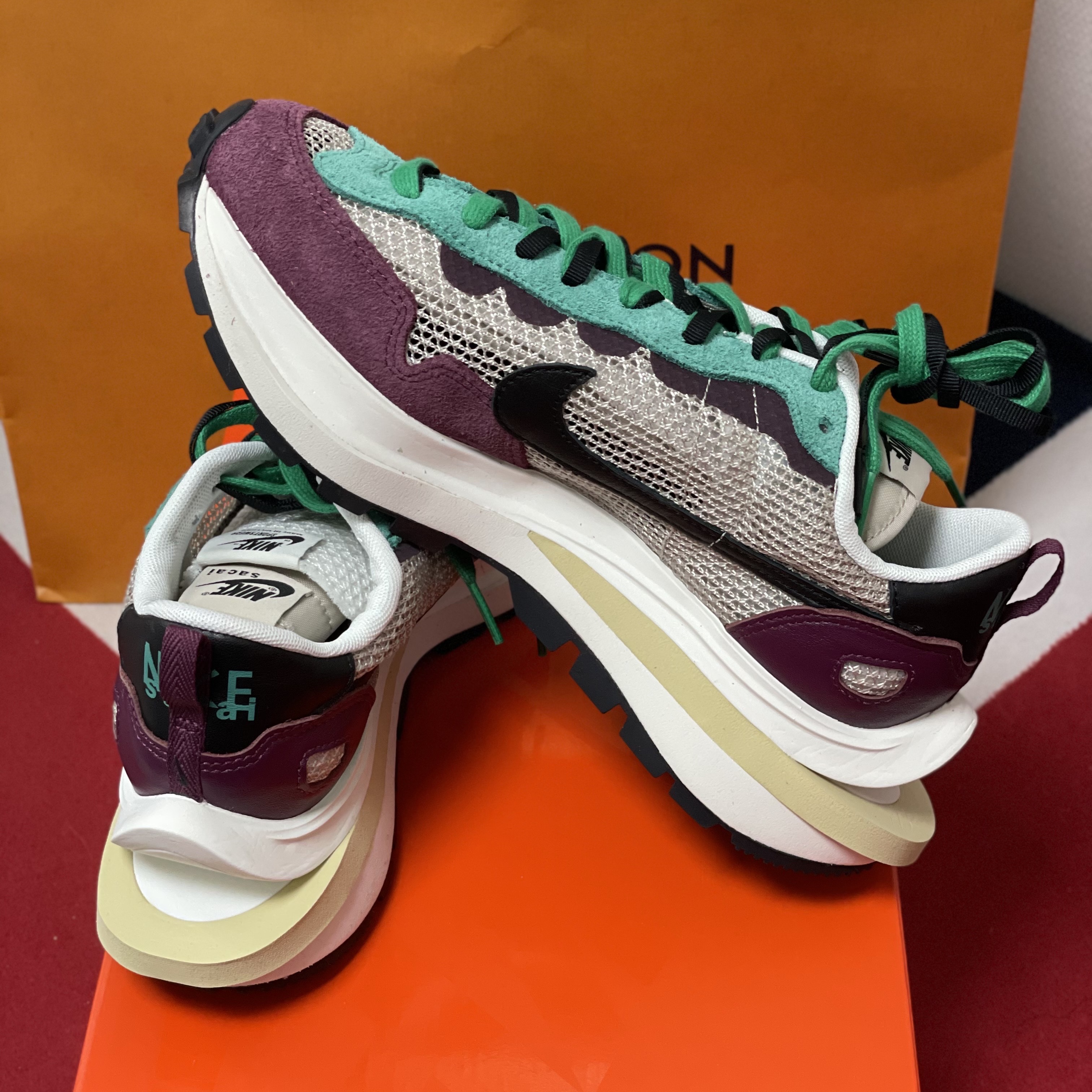 Nike x Sacai VaporWaffle String & Black Villain Red 착용 스타일 - 5