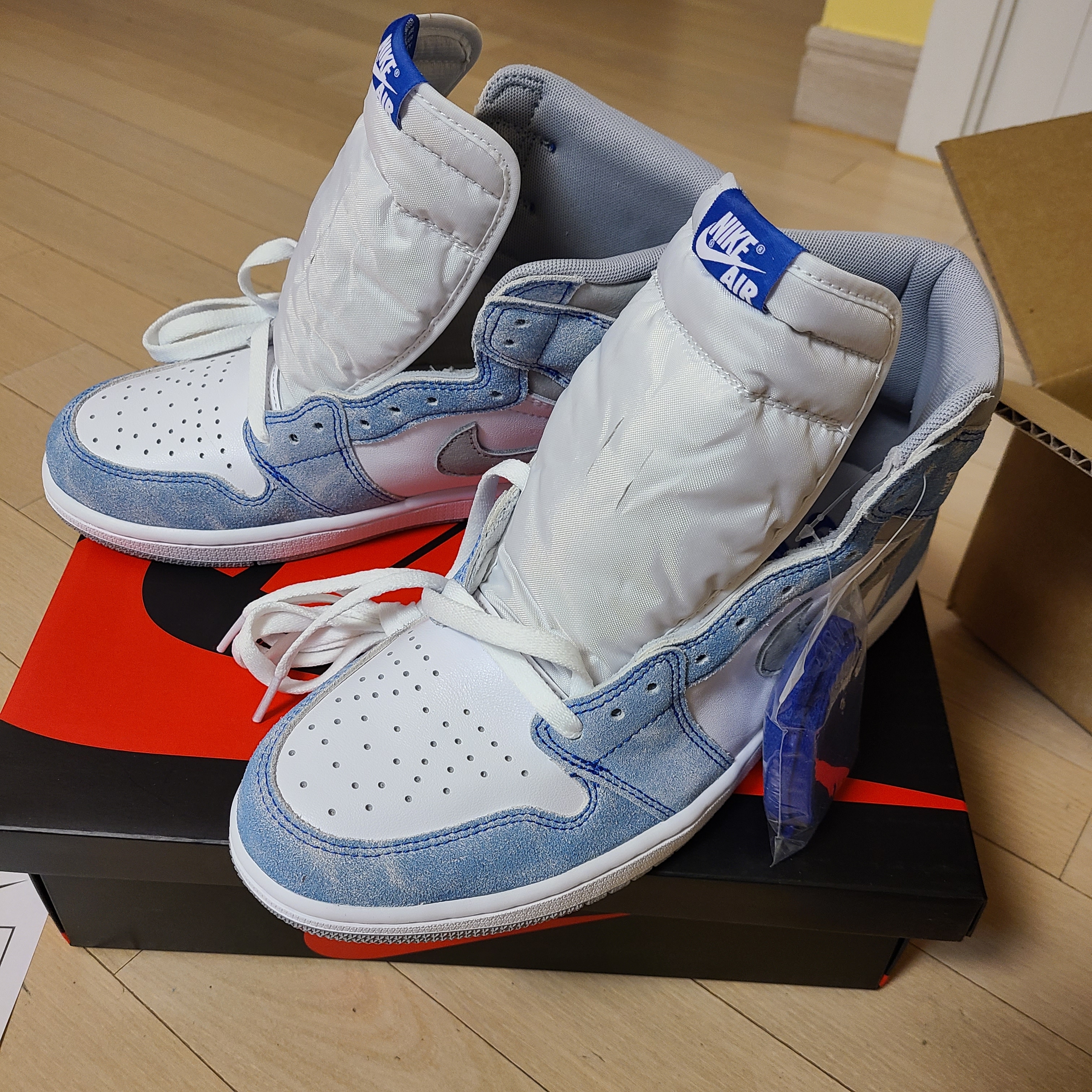 Jordan 1 Retro High OG Hyper Royal 착용 스타일