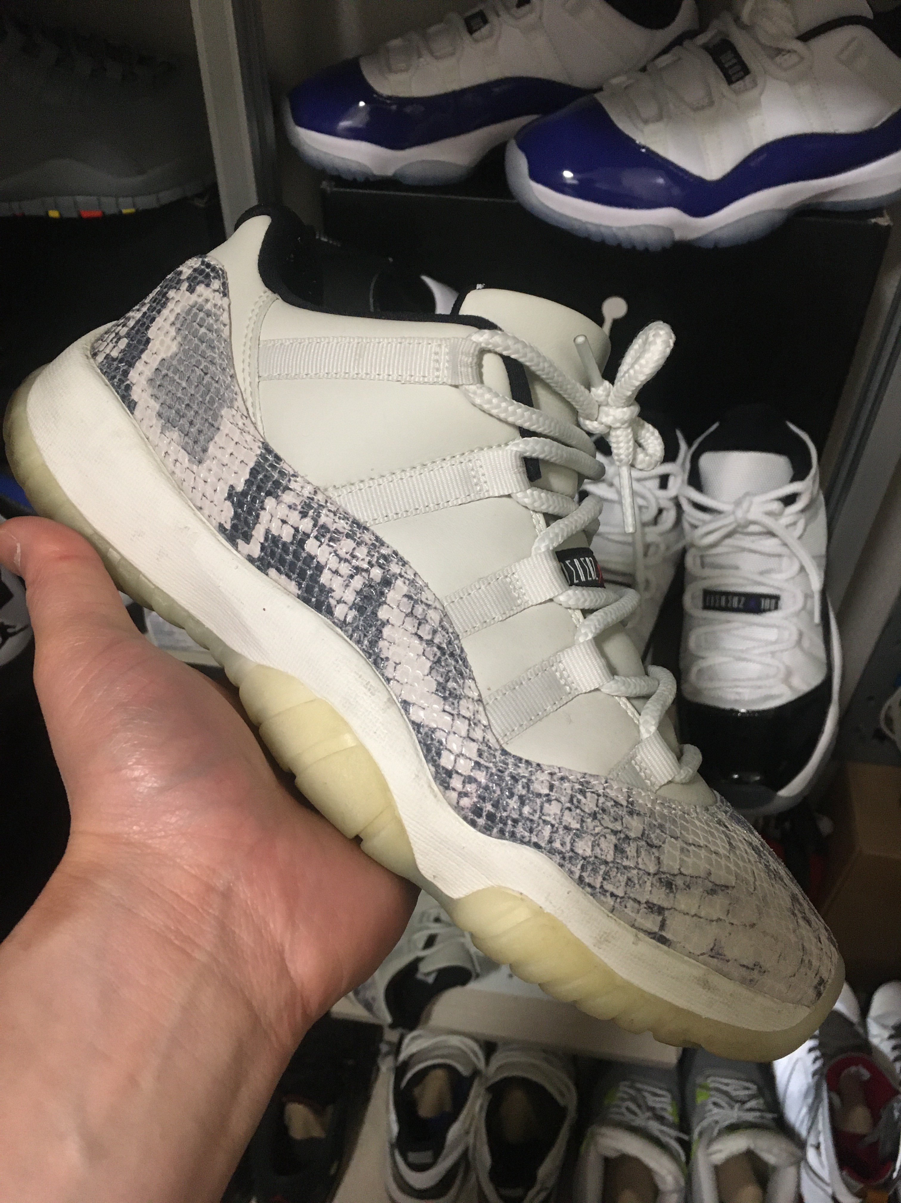 Jordan 11 Retro Low Snake Light Bone, (GS) Jordan 11 Retro Low Snake Light Bone 착용 스타일 - 1