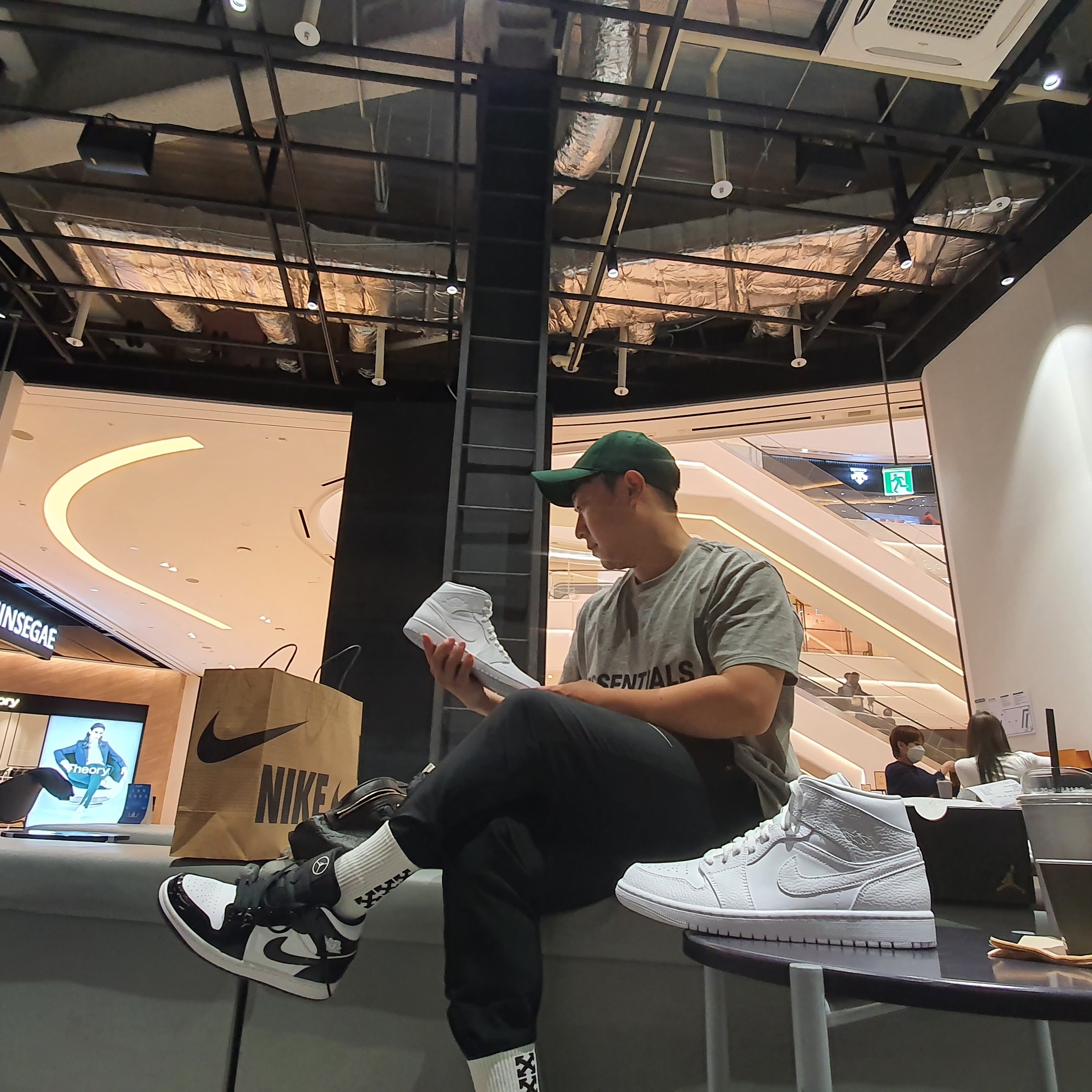 Jordan 1 Mid Triple White, Jordan 1 Mid SE ASW Black 착용 스타일 - 1