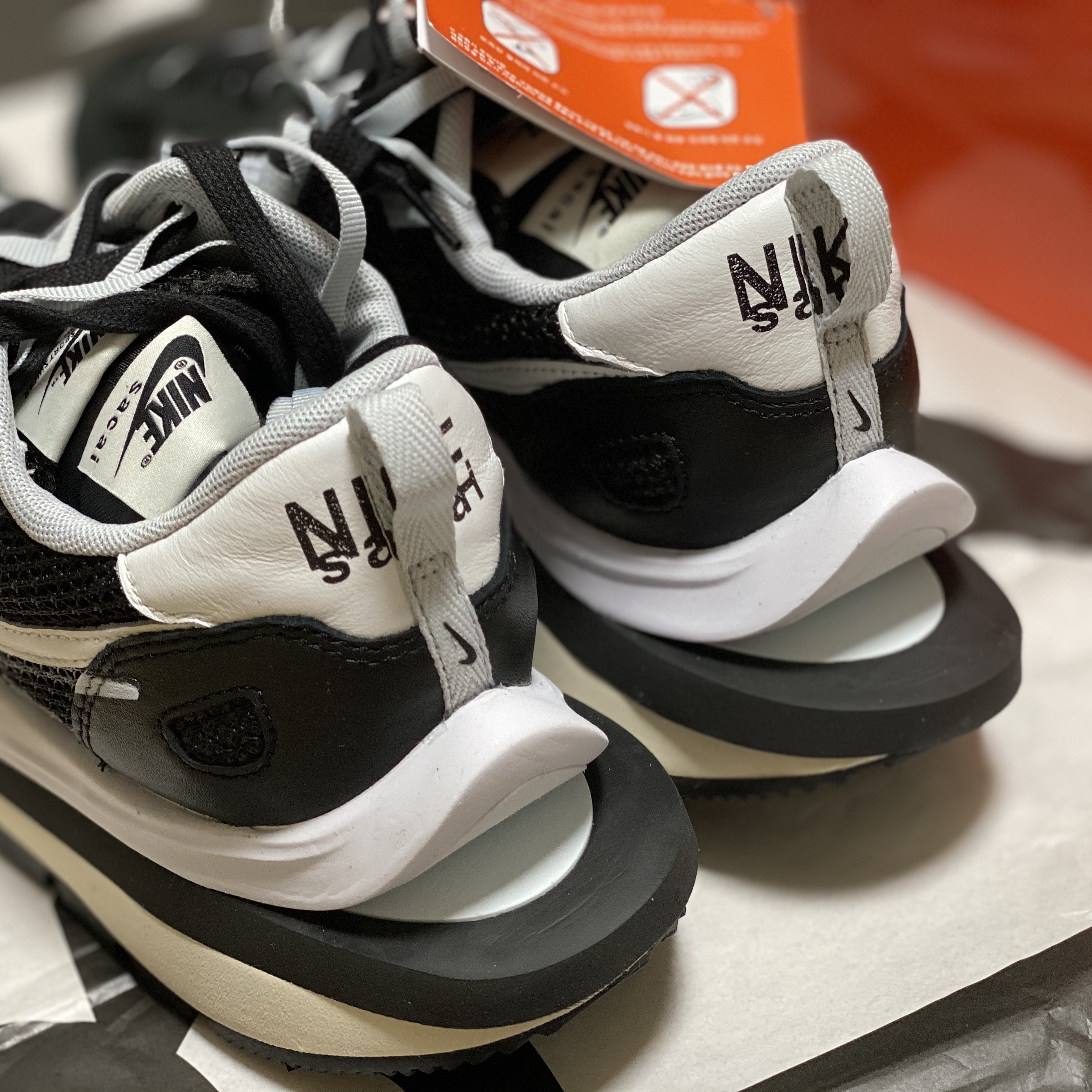 Nike x Sacai VaporWaffle Black White 착용 스타일 - 3