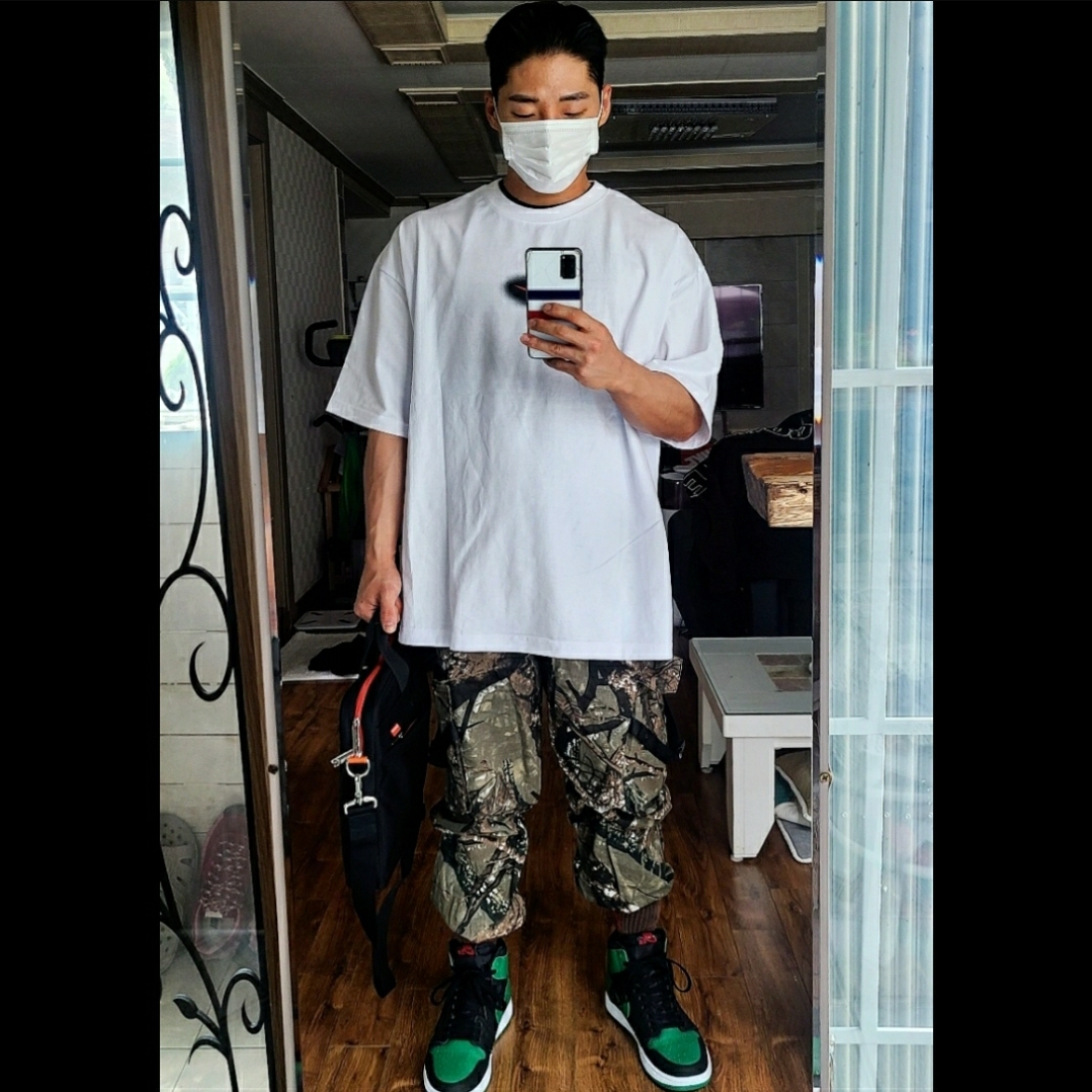 Jordan 1 Mid DOD Familia, Jordan 1 Mid Black Hyper Royal 착용 스타일 - 2