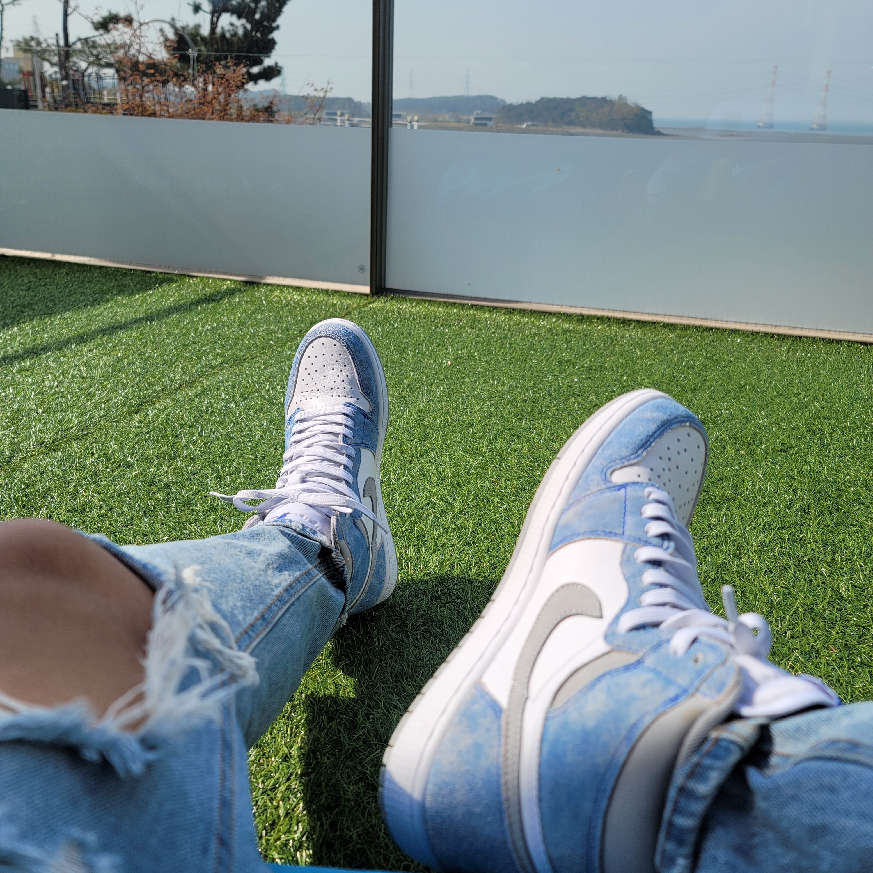 Jordan 1 Retro High OG Hyper Royal 착용 스타일
