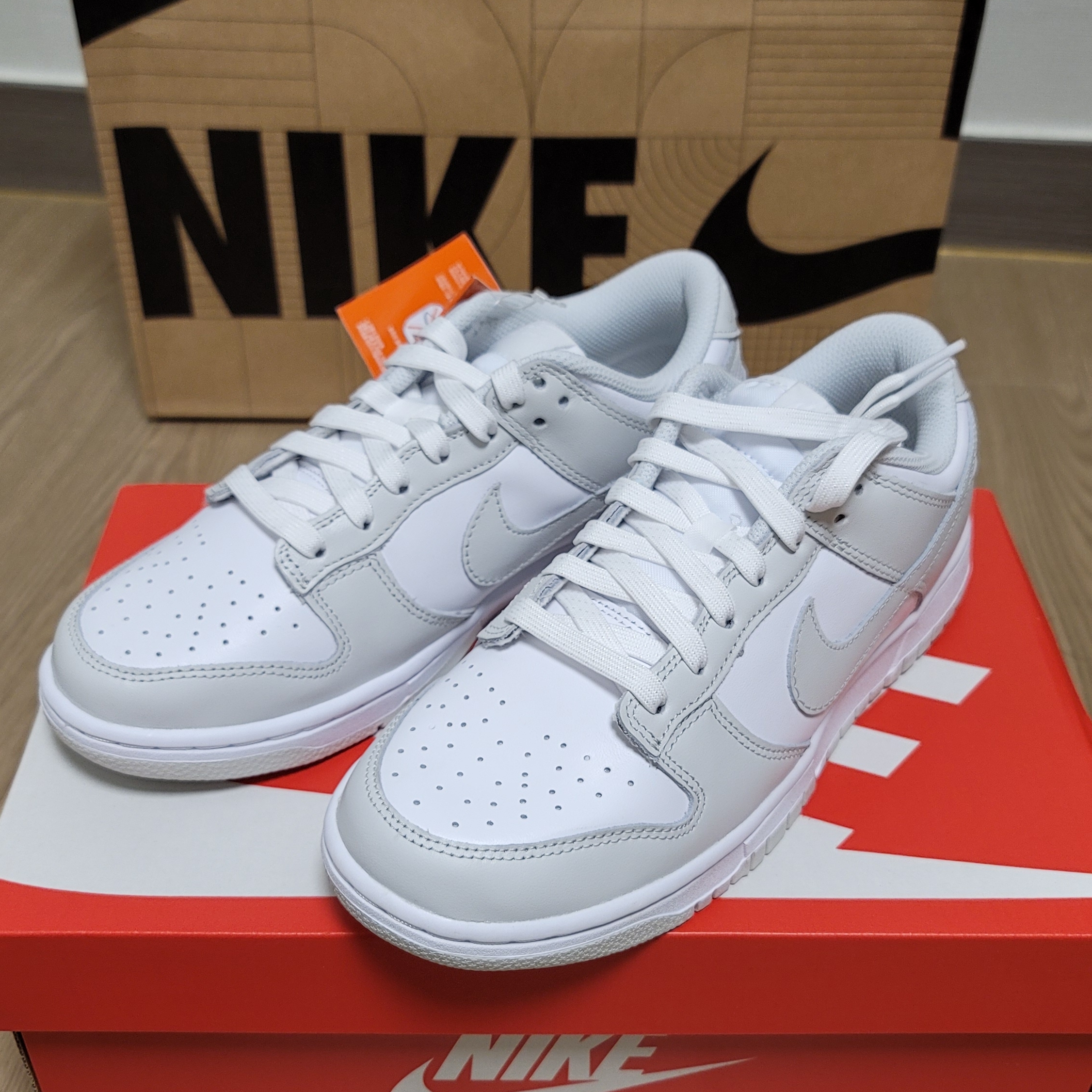 (W) Nike Dunk Low Photon Dust, (W) Nike Dunk Low Black 착용 스타일 - 1