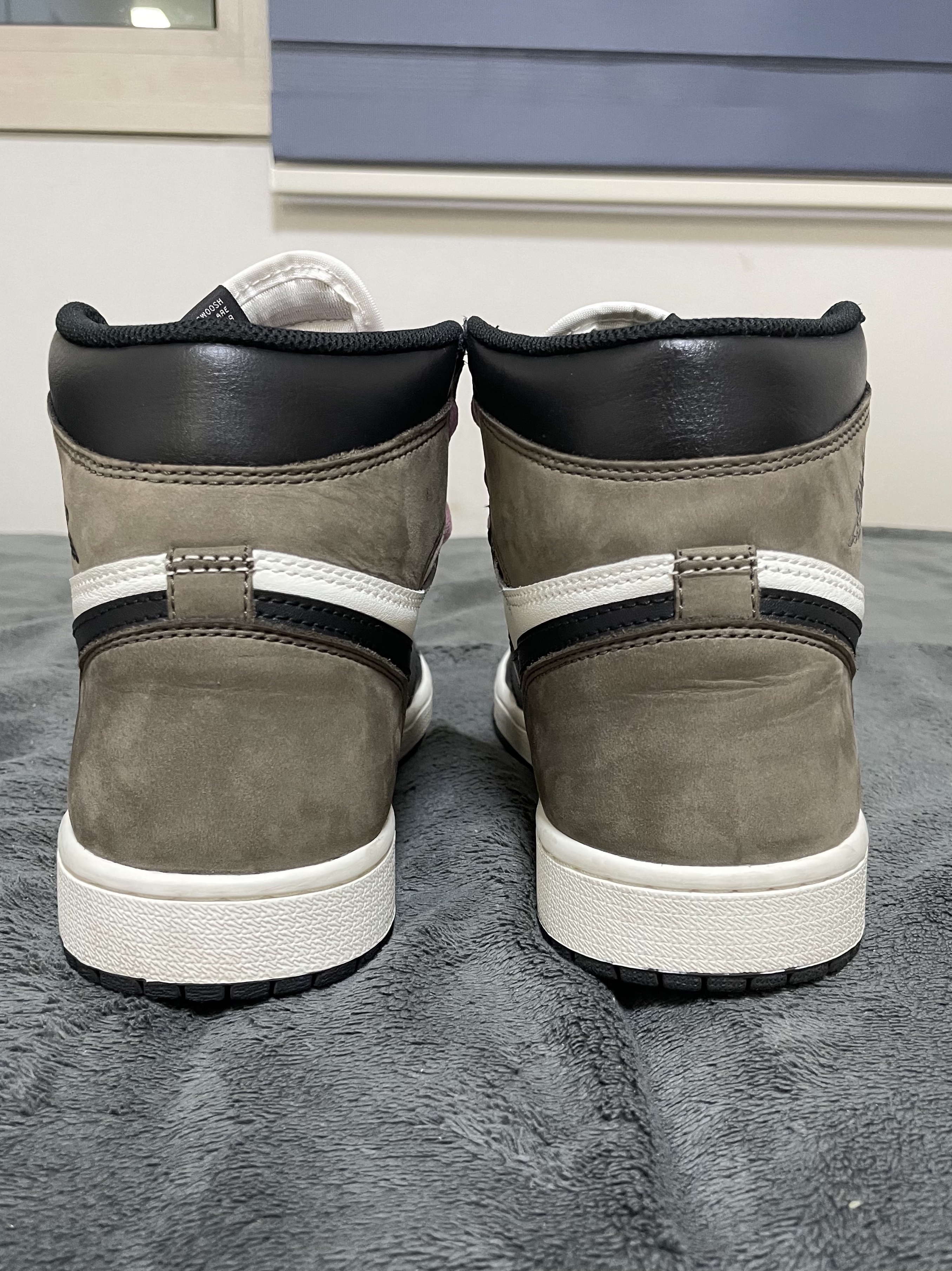 Jordan 1 Retro High OG Black Mocha 착용 스타일 - 5