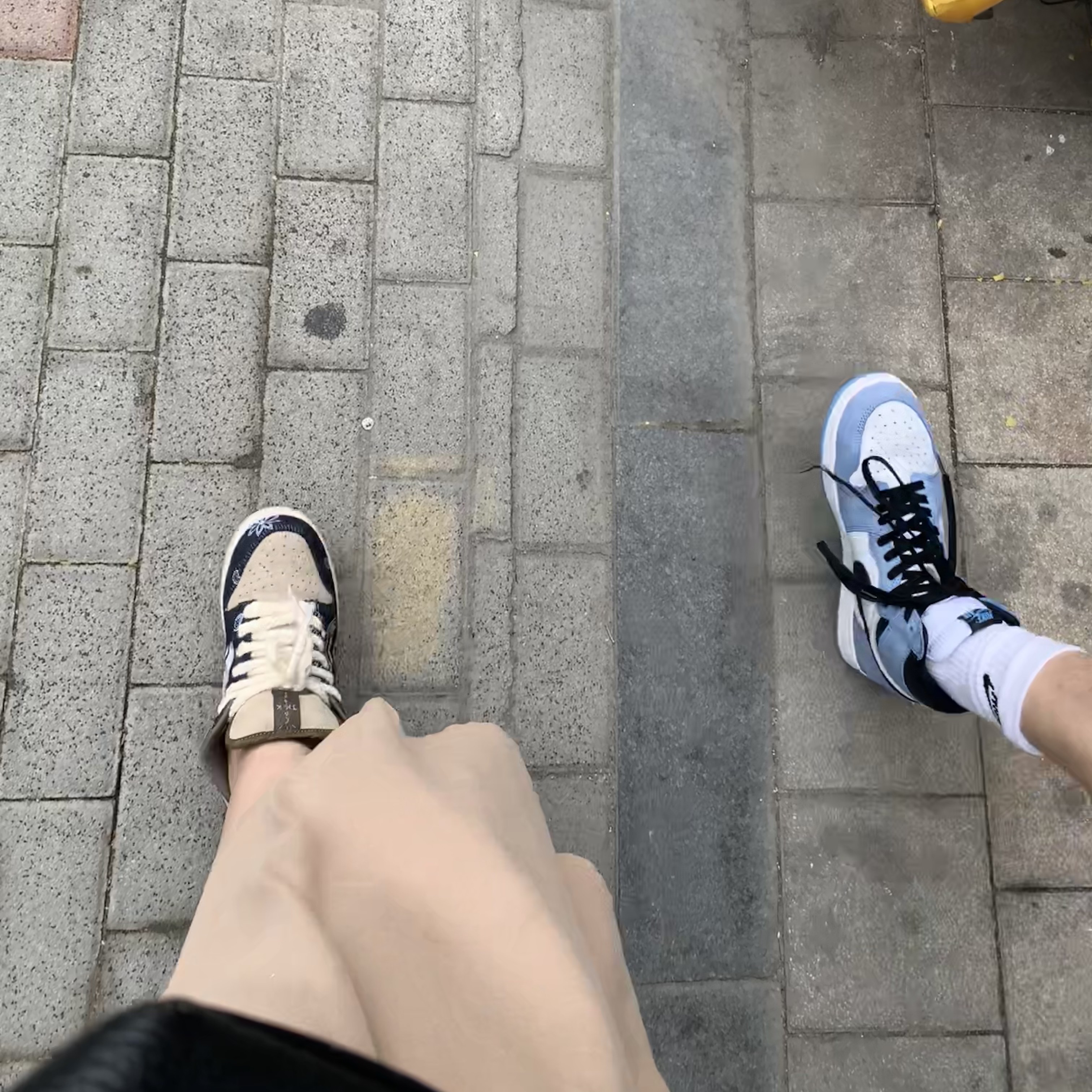 Nike x Travis Scott SB Dunk Low, Jordan 1 Retro High OG University Blue 착용 스타일