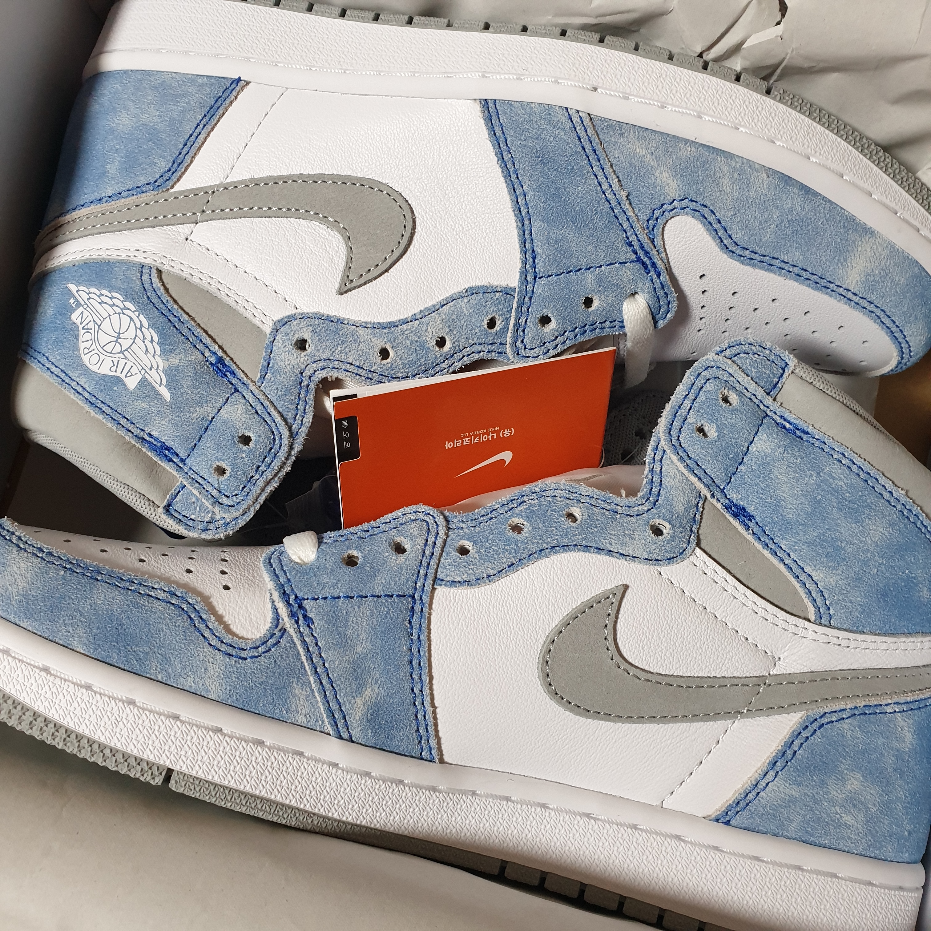 Jordan 1 Retro High OG Hyper Royal 착용 스타일