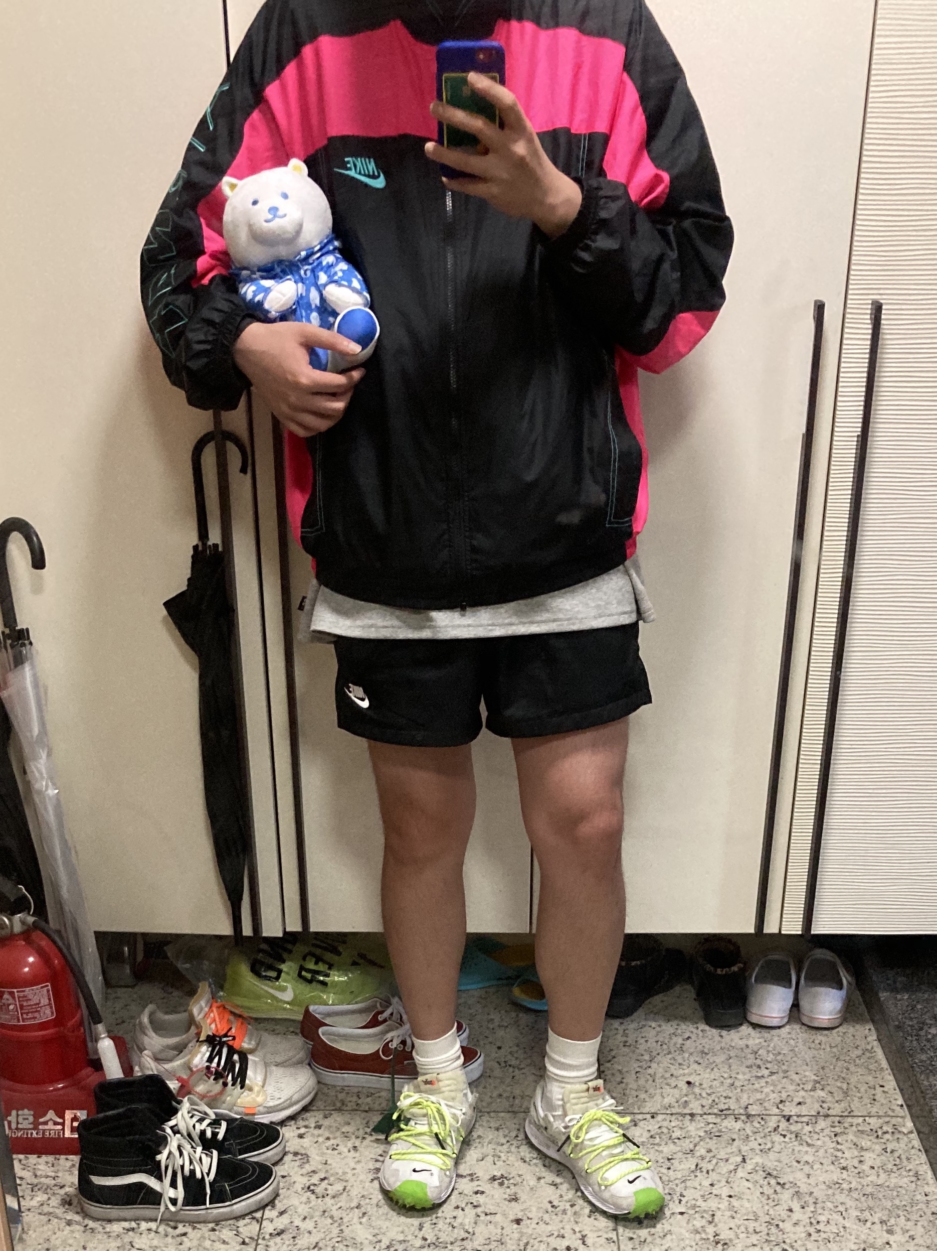 (W) Nike x Off-White Zoom Terra Kiger 5 White, Nike x Atmos NRG Vintage PTHWK Track Jacket Black 착용 스타일