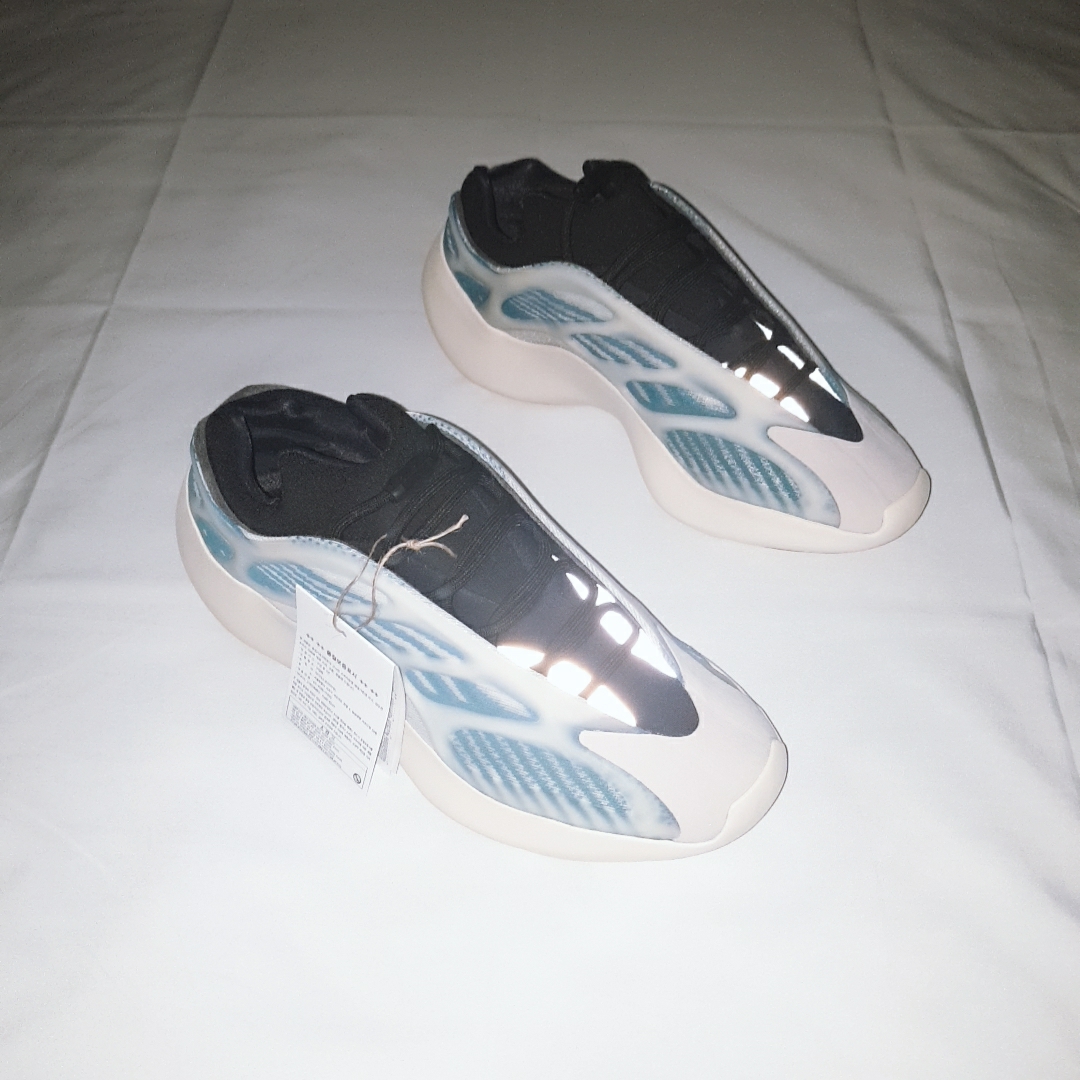 Adidas Yeezy 700 V3 Kyanite 착용 스타일 - 3
