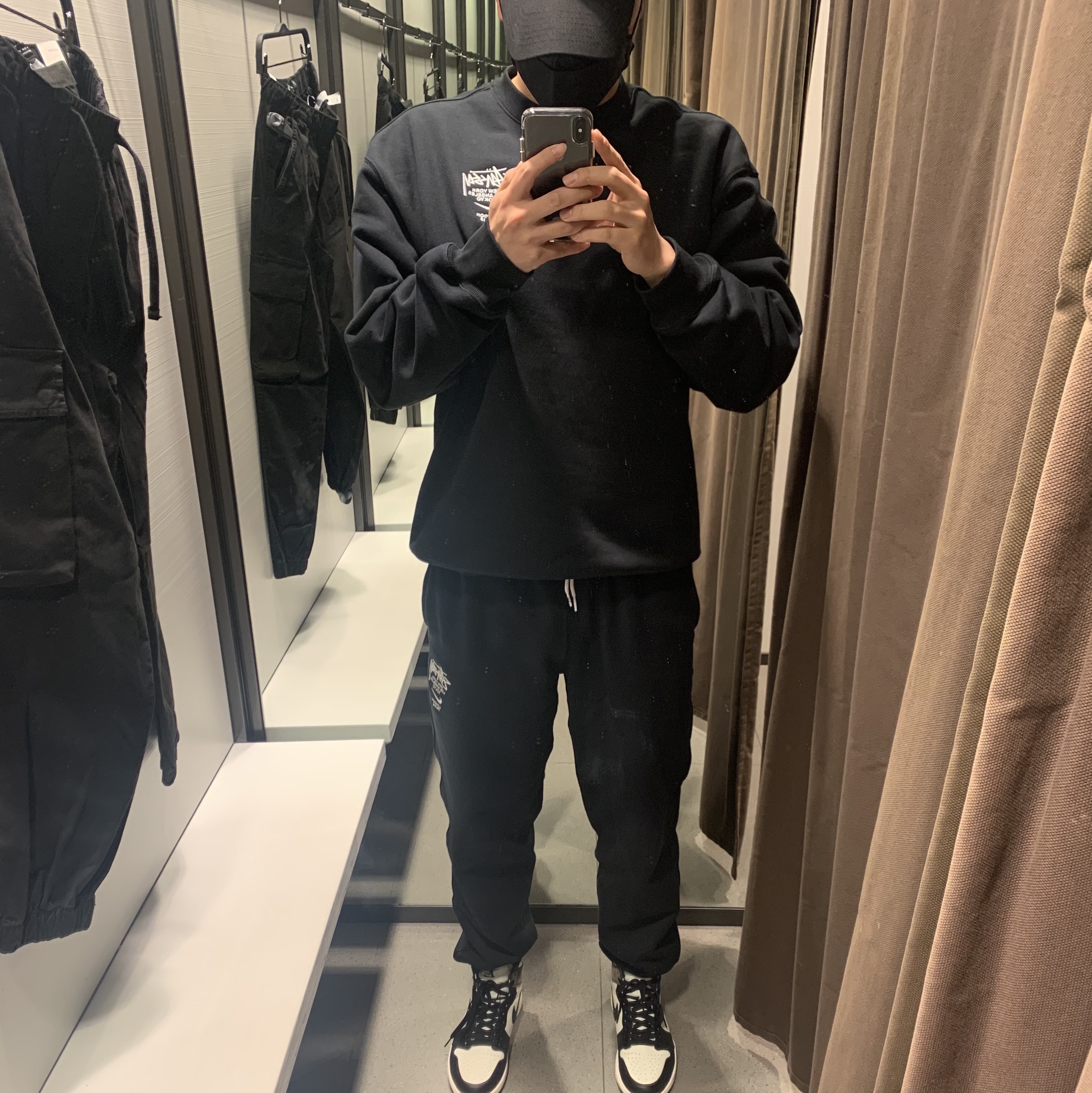 Jordan 1 Retro High OG Black Mocha, Nike x Stussy NRG ZR Fleece Crewneck Black - US/EU 착용 스타일