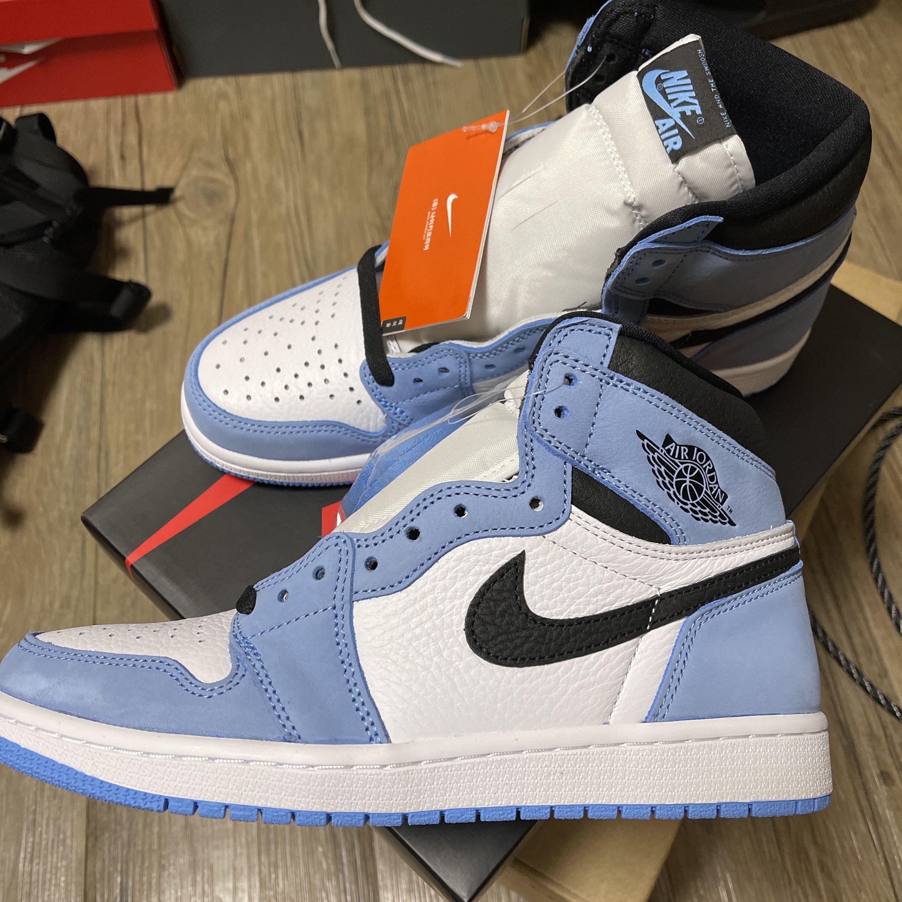 Jordan 1 Retro High OG University Blue 착용 스타일 - 1