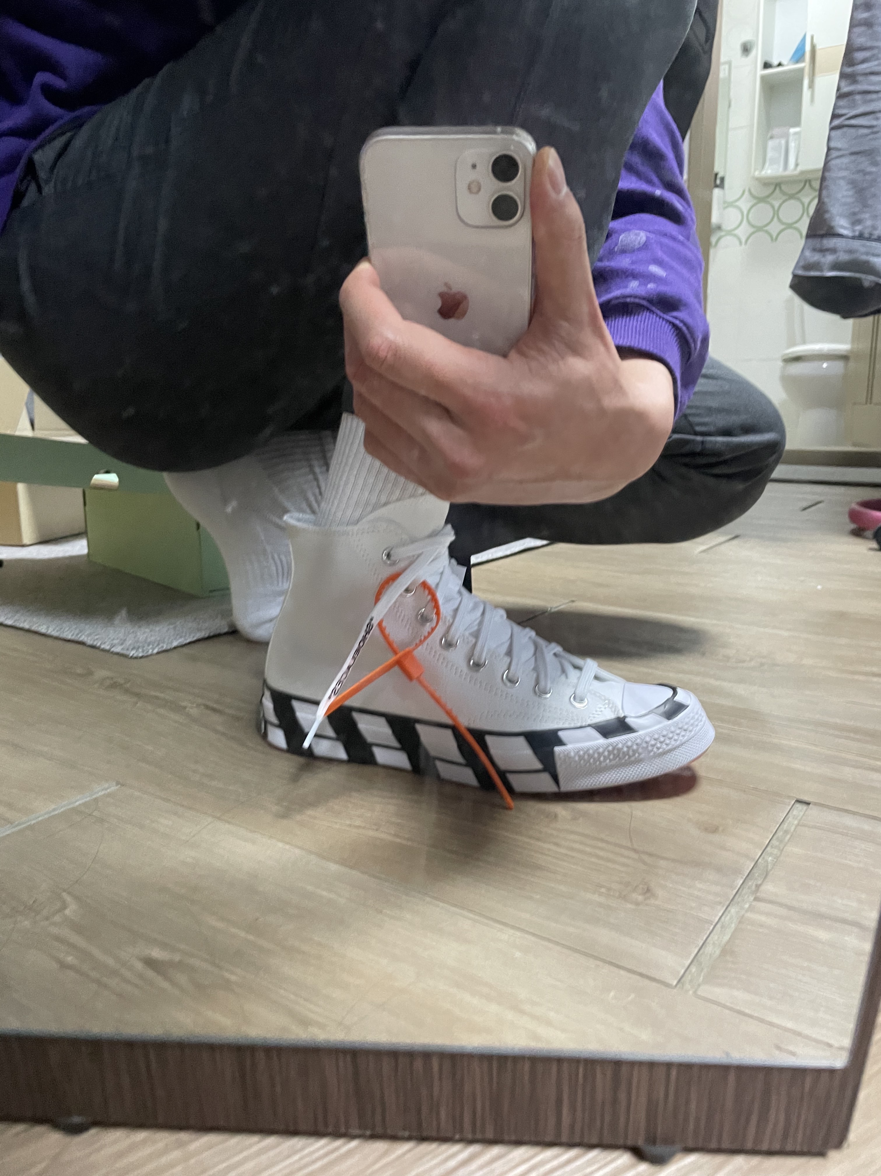 Converse x Off-White Chuck 70 High V2 2021, IAB Studio Long Sleeve T-Shirt Purple Splashed 착용 스타일 - 2