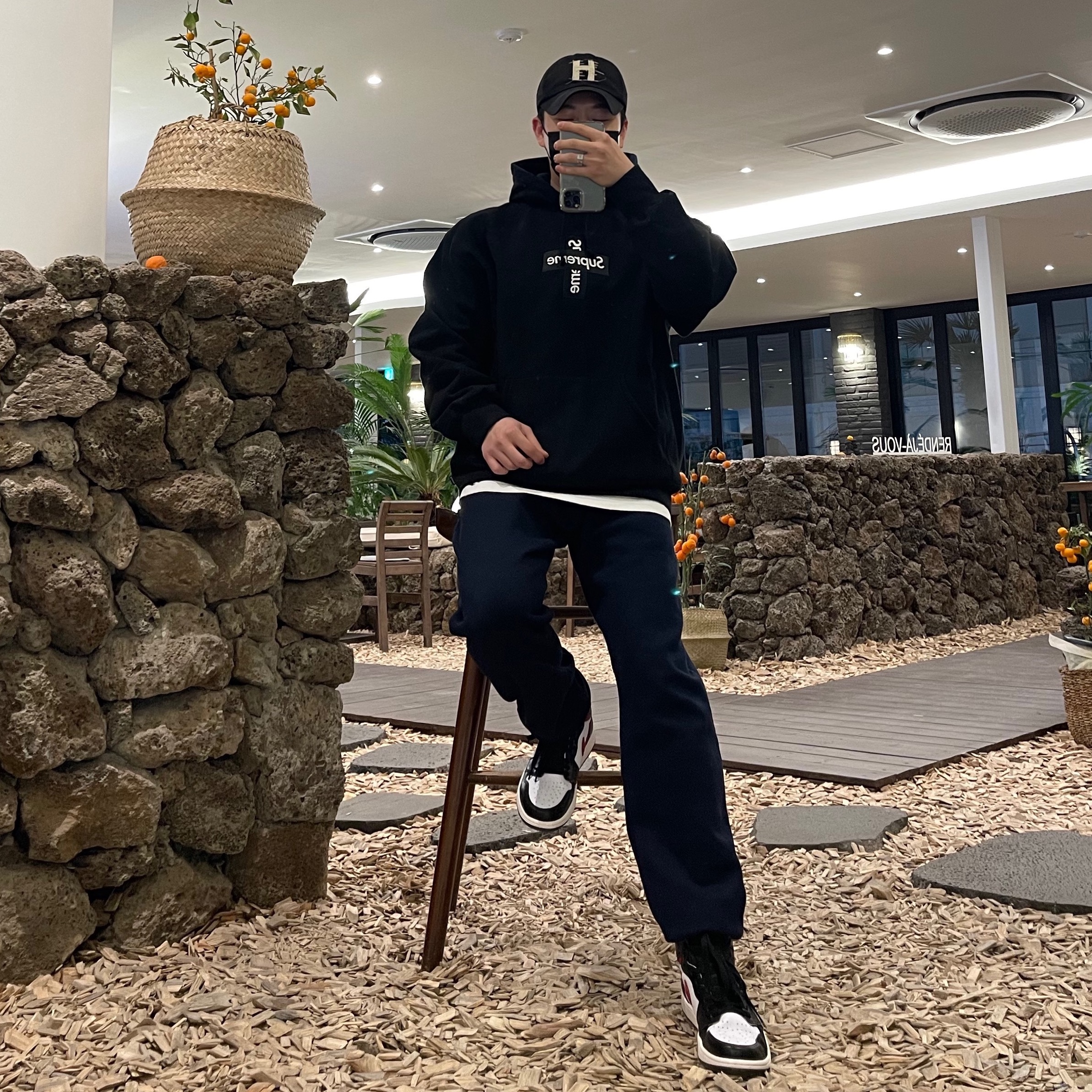 Supreme Cross Box Logo Hooded Sweatshirt Black - 20FW, IAB Studio Sweatpants Navy - 21SS 착용 스타일