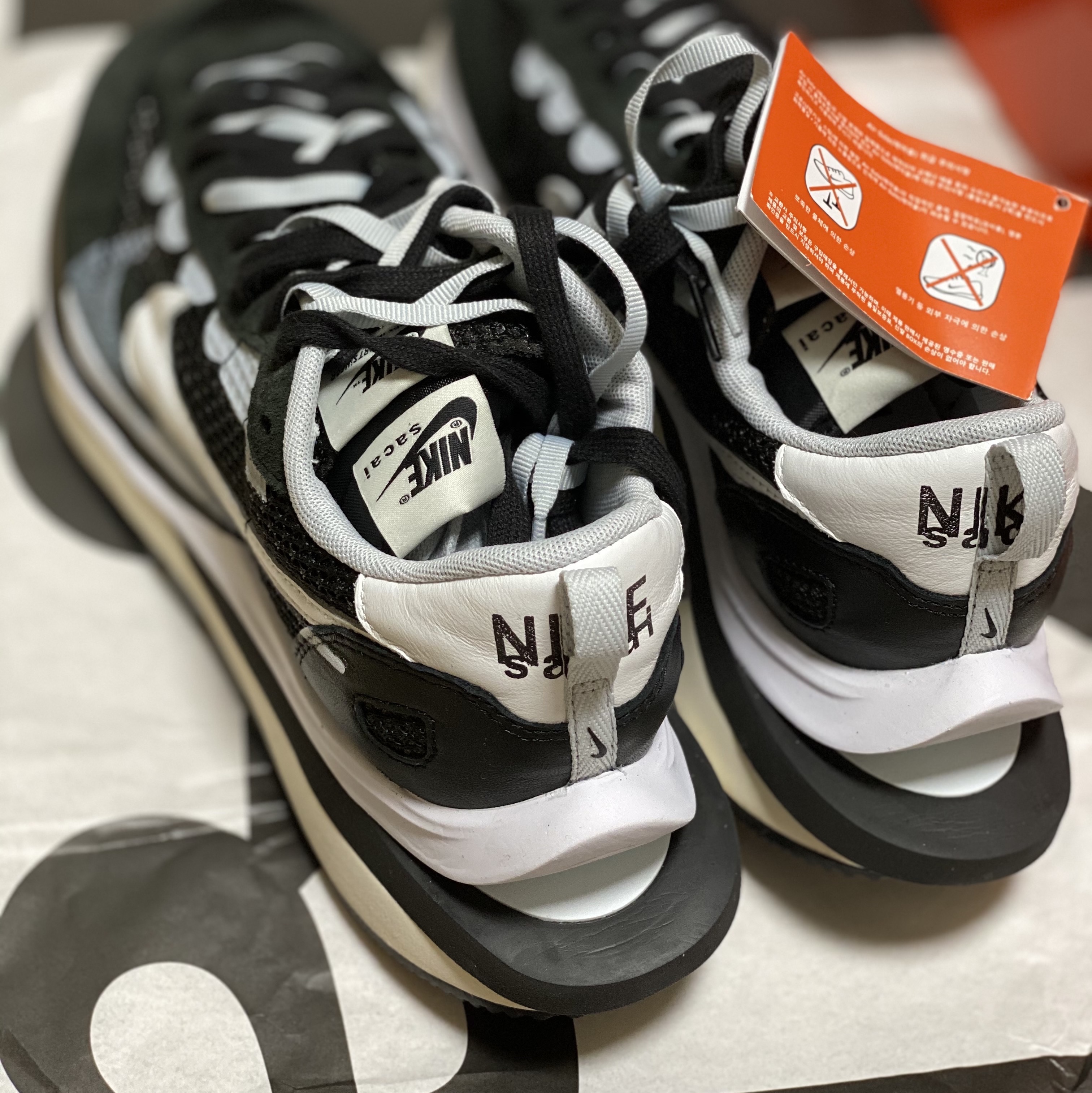 Nike x Sacai VaporWaffle Black White 착용 스타일 - 2