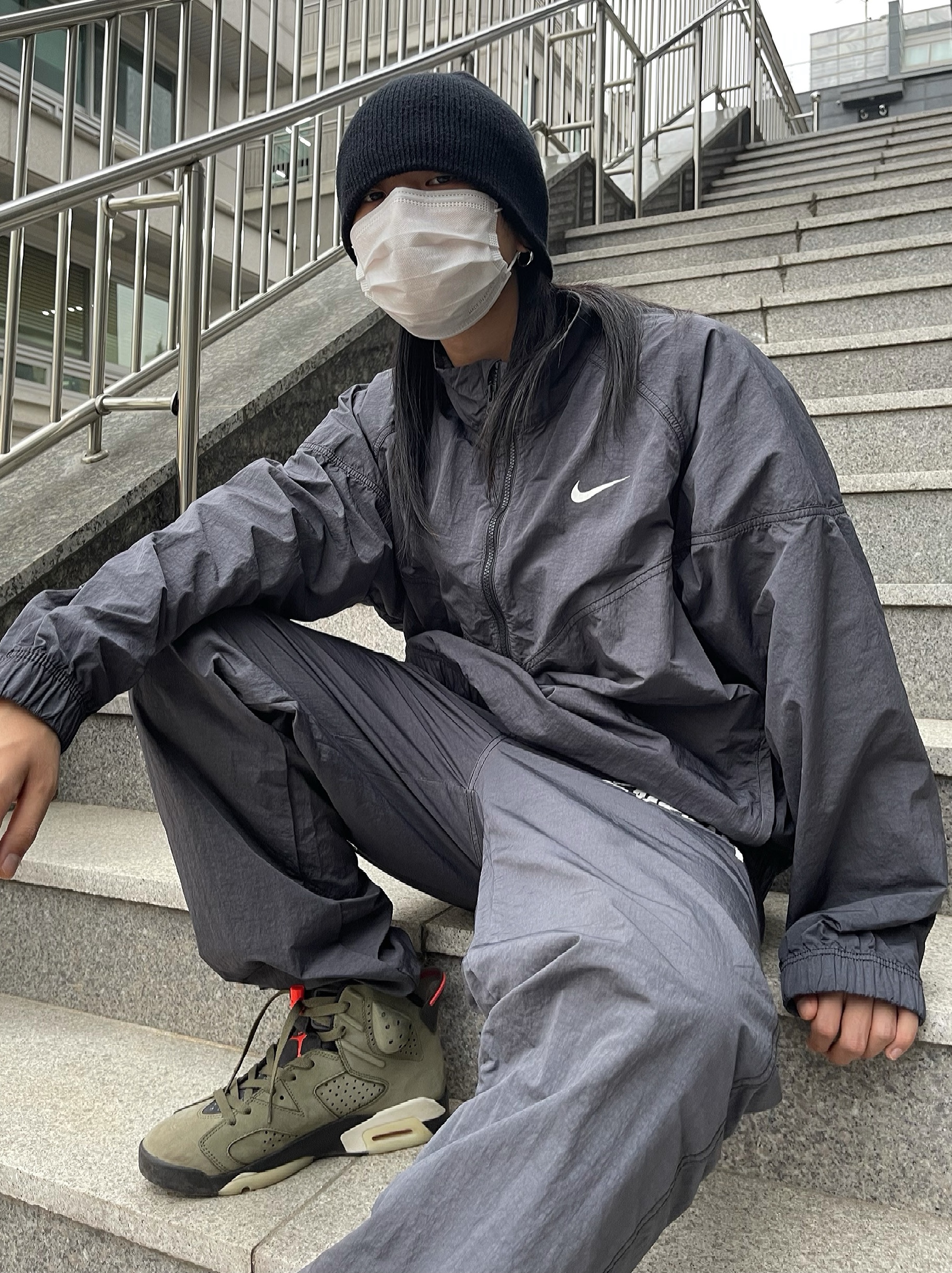 Nike x Stussy Windrunner Jacket Off Noir, Nike x Stussy Beach Pants Off Noir 착용 스타일