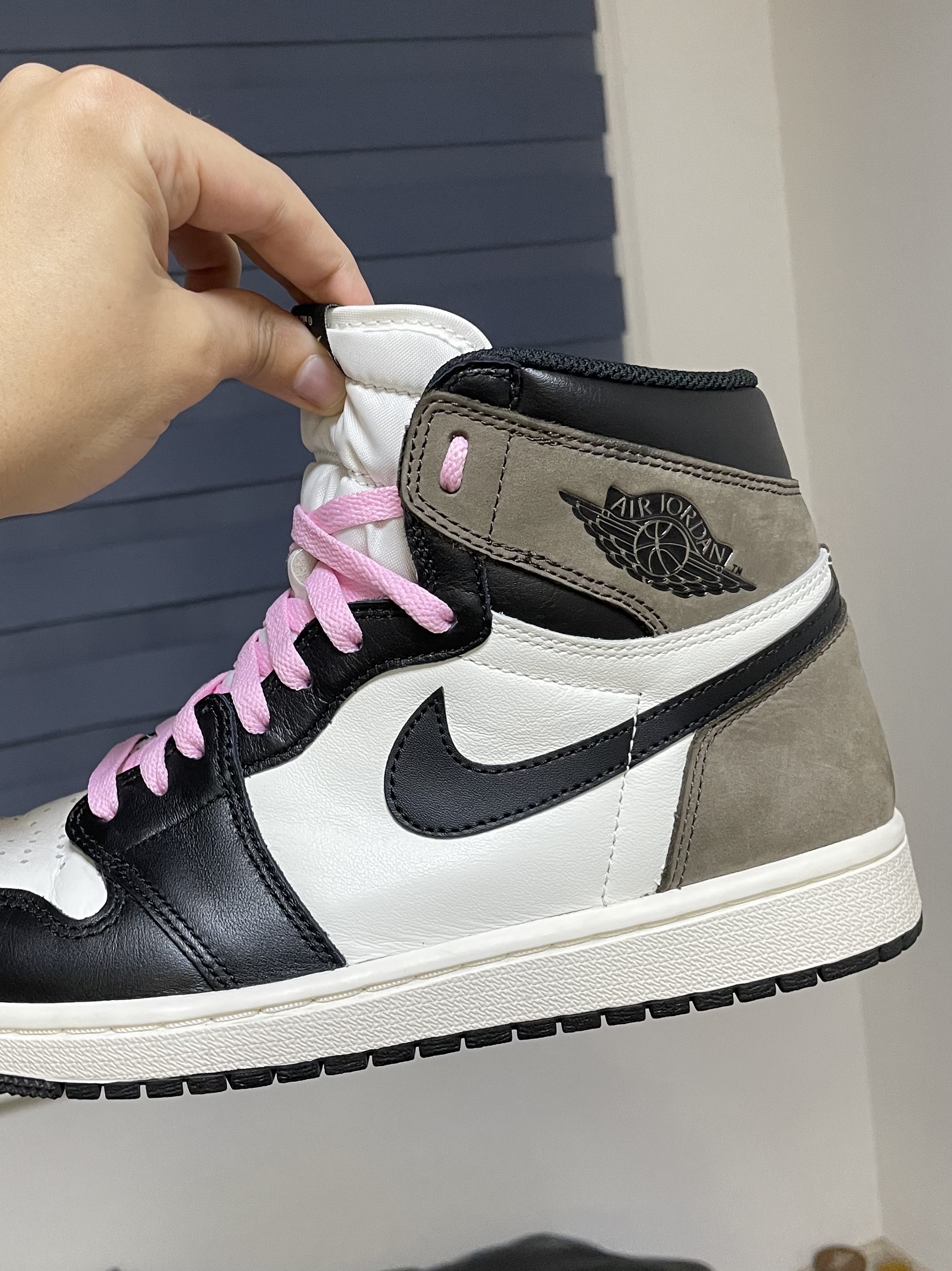 Jordan 1 Retro High OG Black Mocha 착용 스타일 - 3