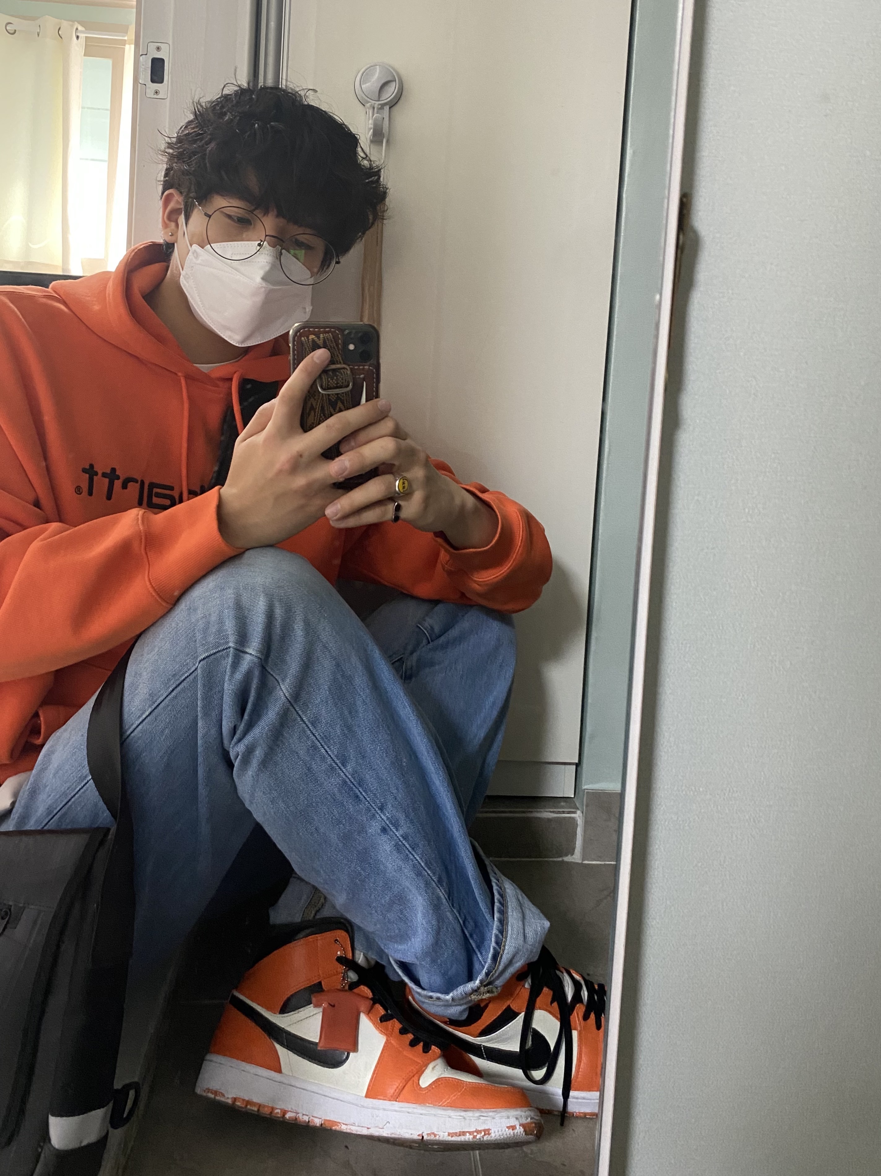 Jordan 1 Mid Triple White, Jordan 1 Retro High OG Reverse Shattered Backboard 착용 스타일