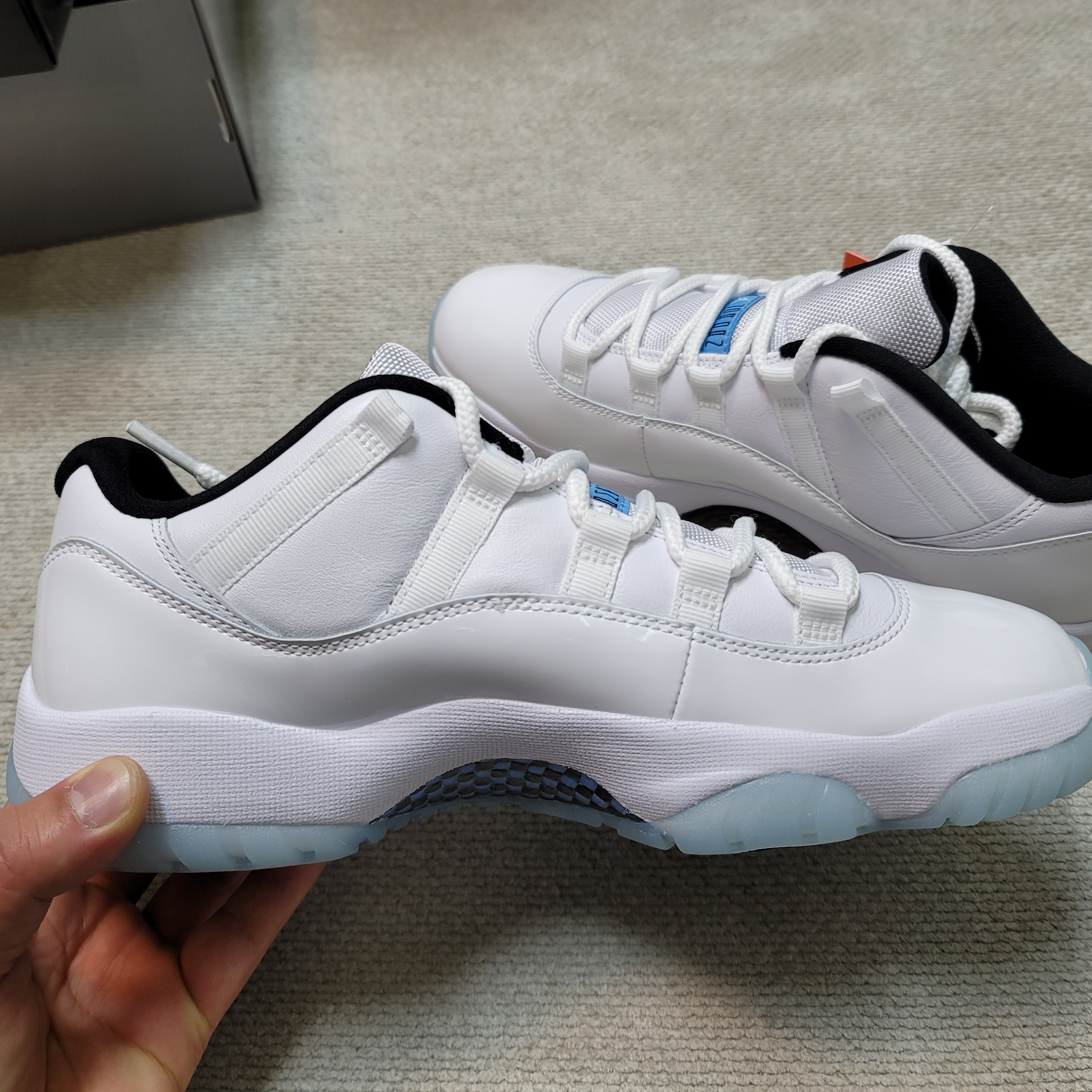 Jordan 11 Retro Low Legend Blue 착용 스타일 - 3