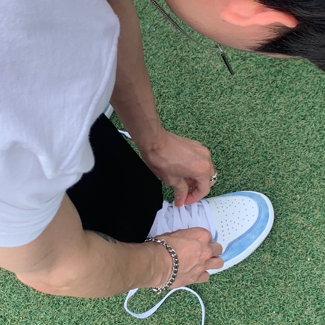 Jordan 1 Retro High OG Hyper Royal 착용 스타일 - 4