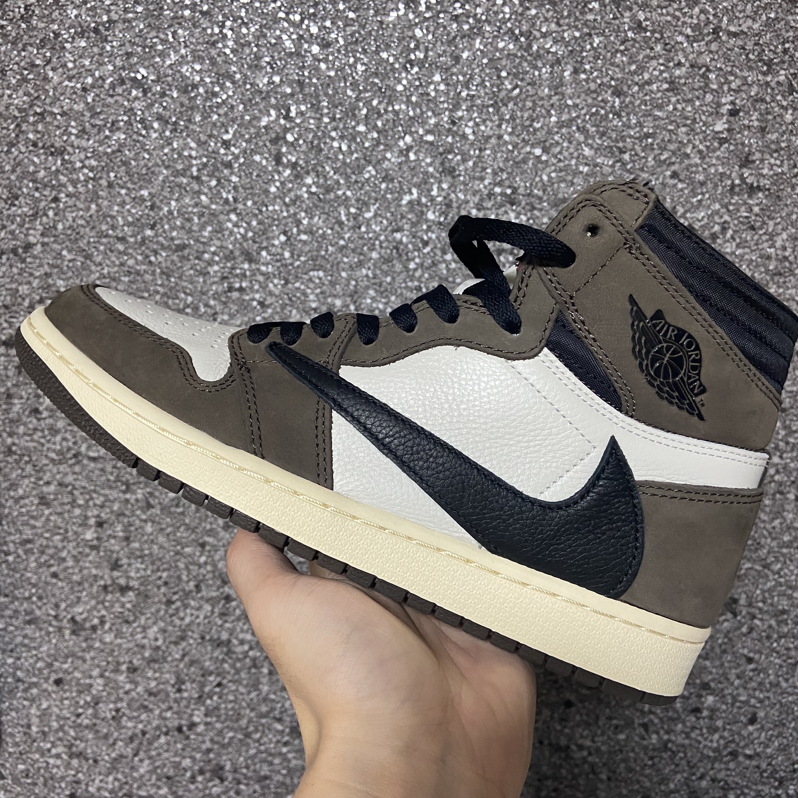 Jordan 1 x Travis Scott Retro High OG SP Mocha 착용 스타일 - 1