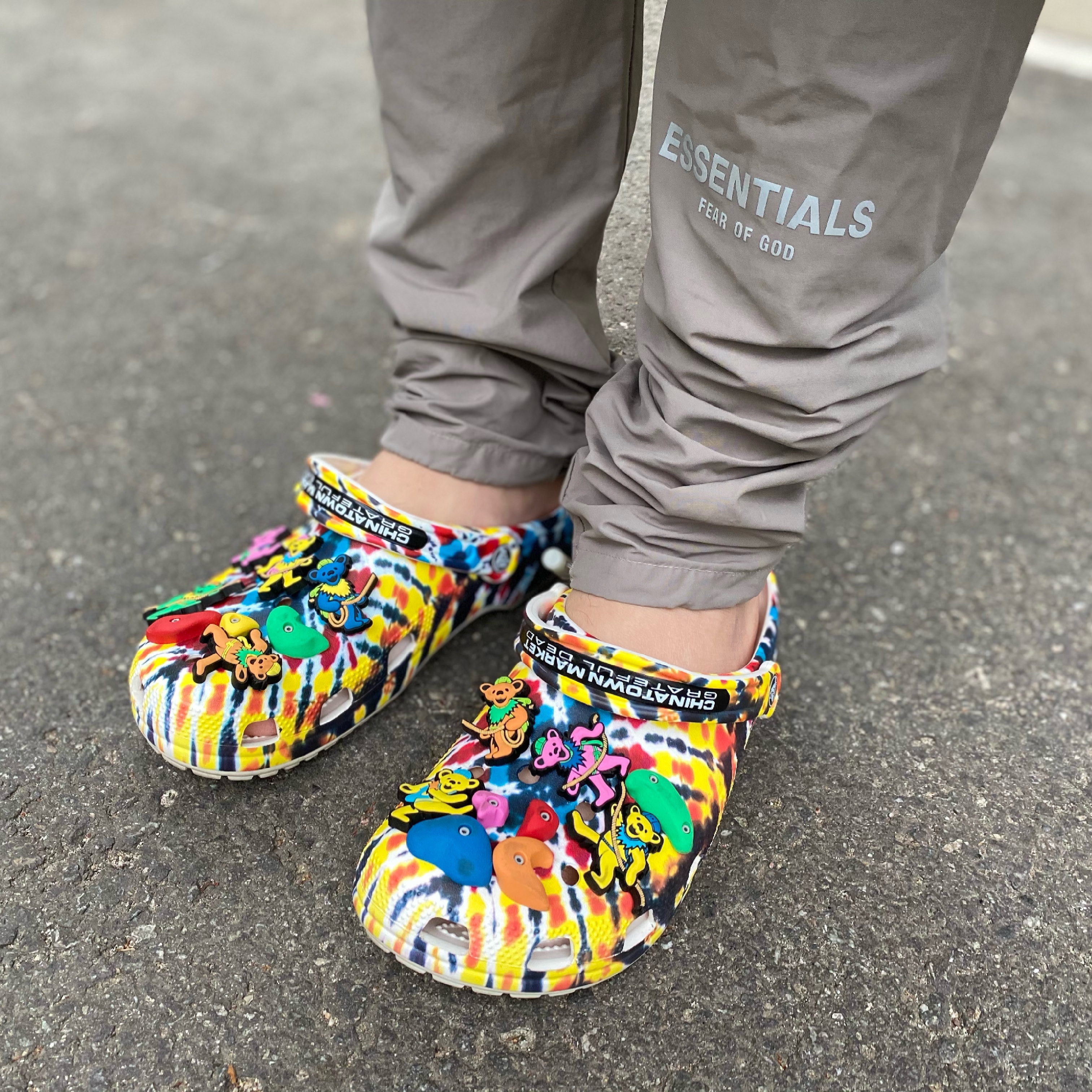 Crocs x Grateful Dead x Chinatown Market Classic Clog Tie-Dye 착용 스타일