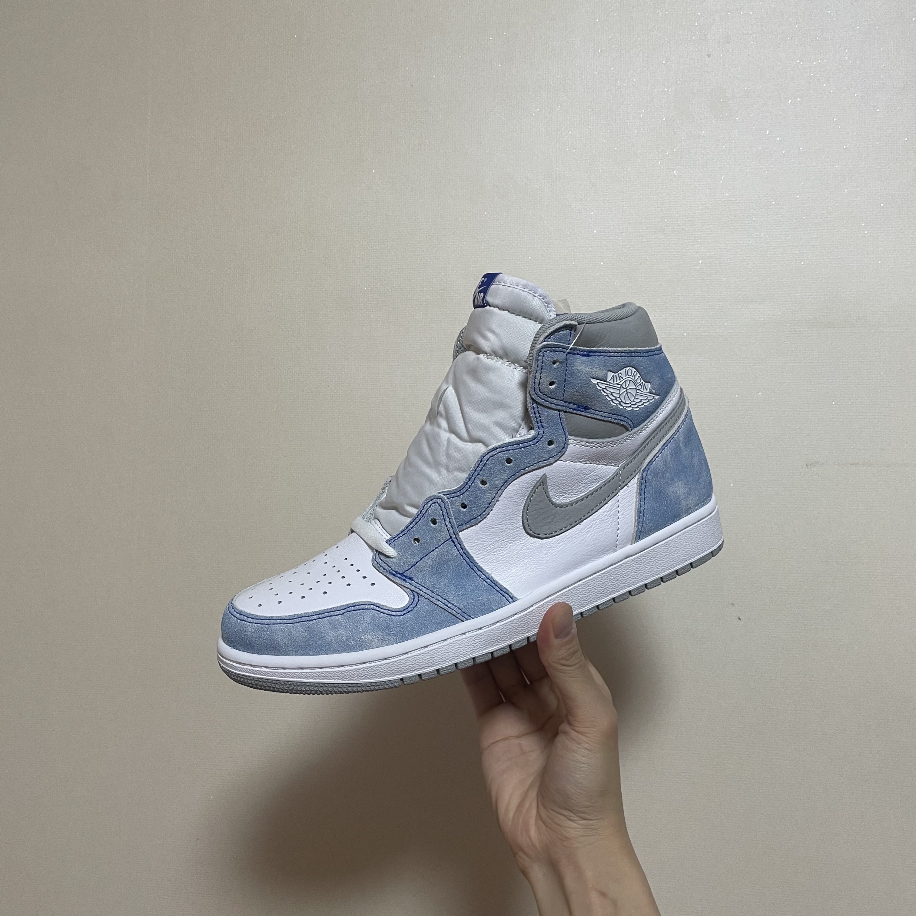 Jordan 1 Retro High OG Hyper Royal 착용 스타일