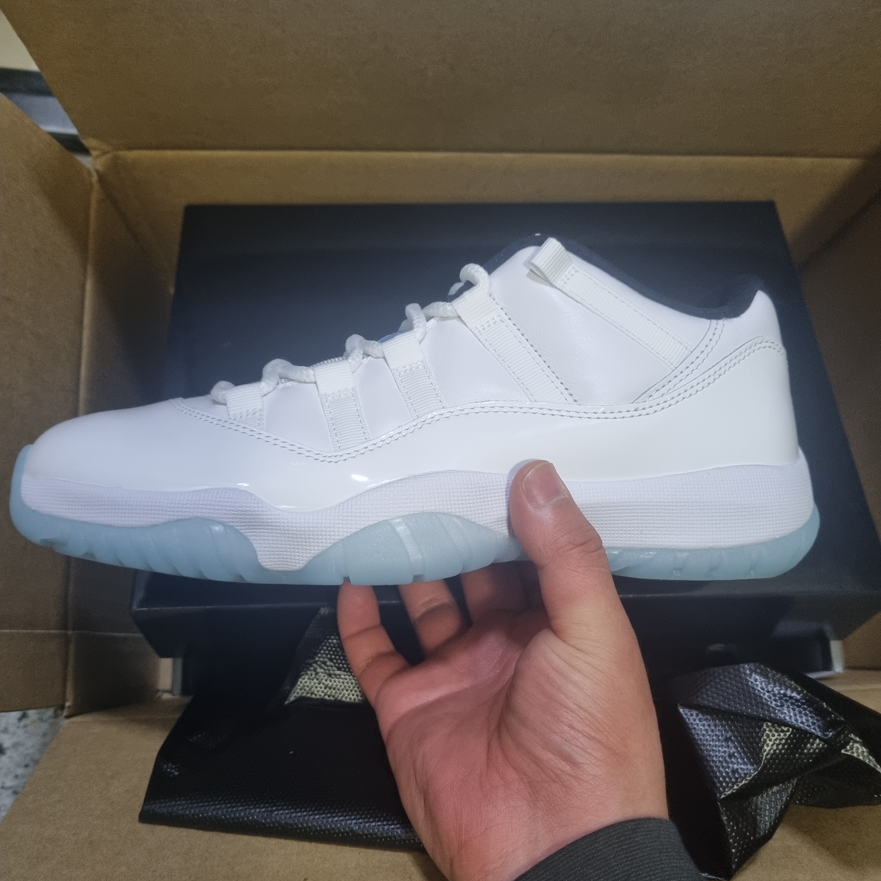 Jordan 11 Retro Low Legend Blue 착용 스타일