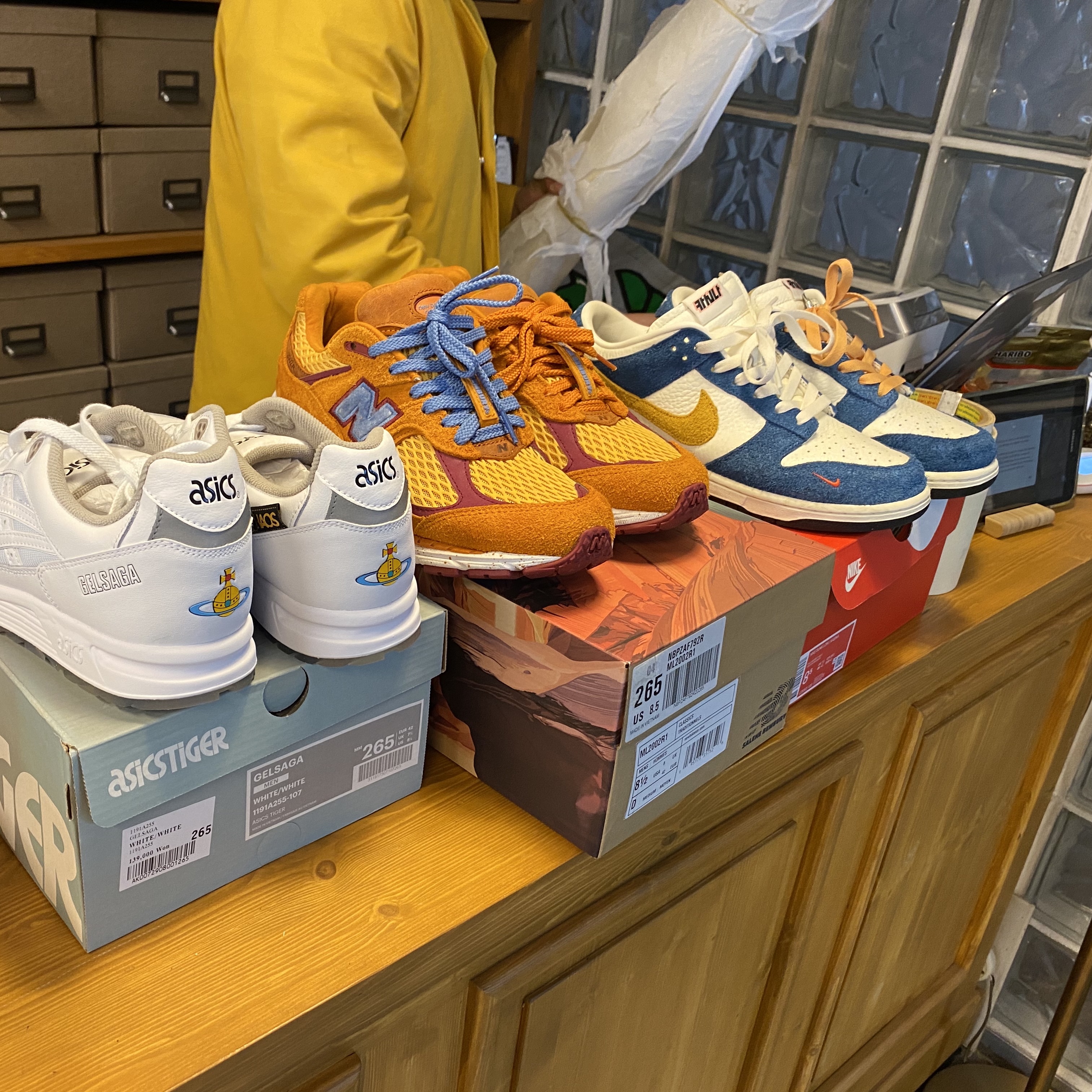 Asics x Vivienne Westwood Gel Saga White, New Balance x Salehe Bembury 2002R Peace Be the Journey 착용 스타일