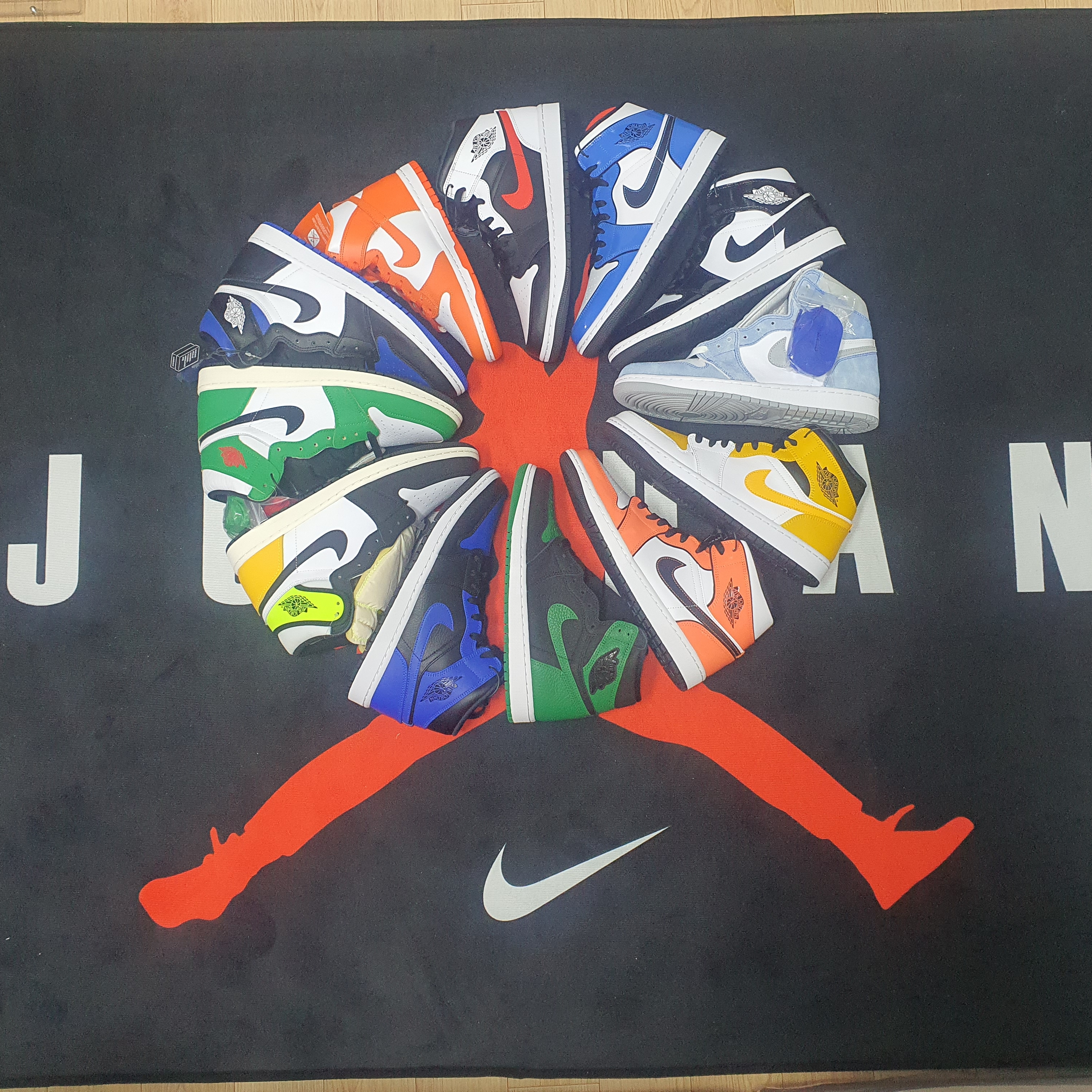 (W) Jordan 1 Retro High OG Lucky Green, Jordan 1 Retro High OG Royal Toe 착용 스타일 - 1