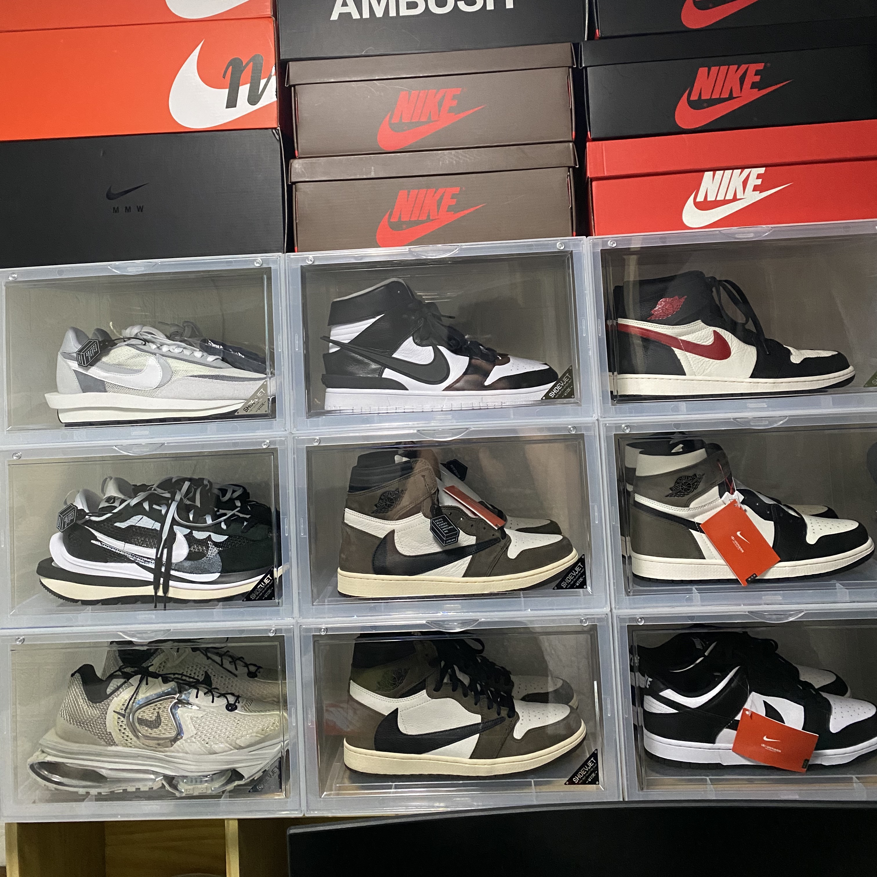Jordan 1 x Travis Scott Retro High OG SP Mocha, Nike x Sacai VaporWaffle Black White 착용 스타일