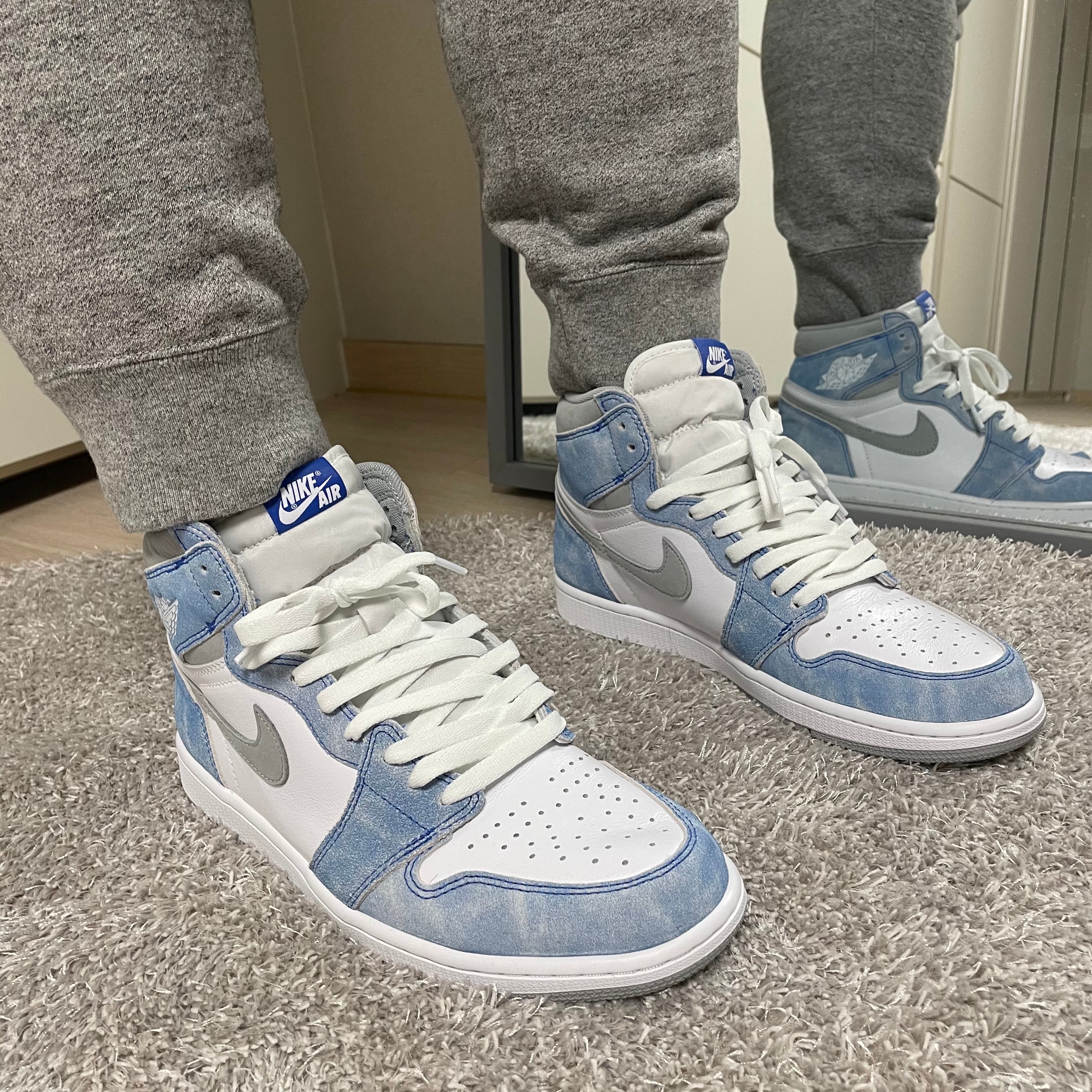 Jordan 1 Retro High OG Hyper Royal 착용 스타일