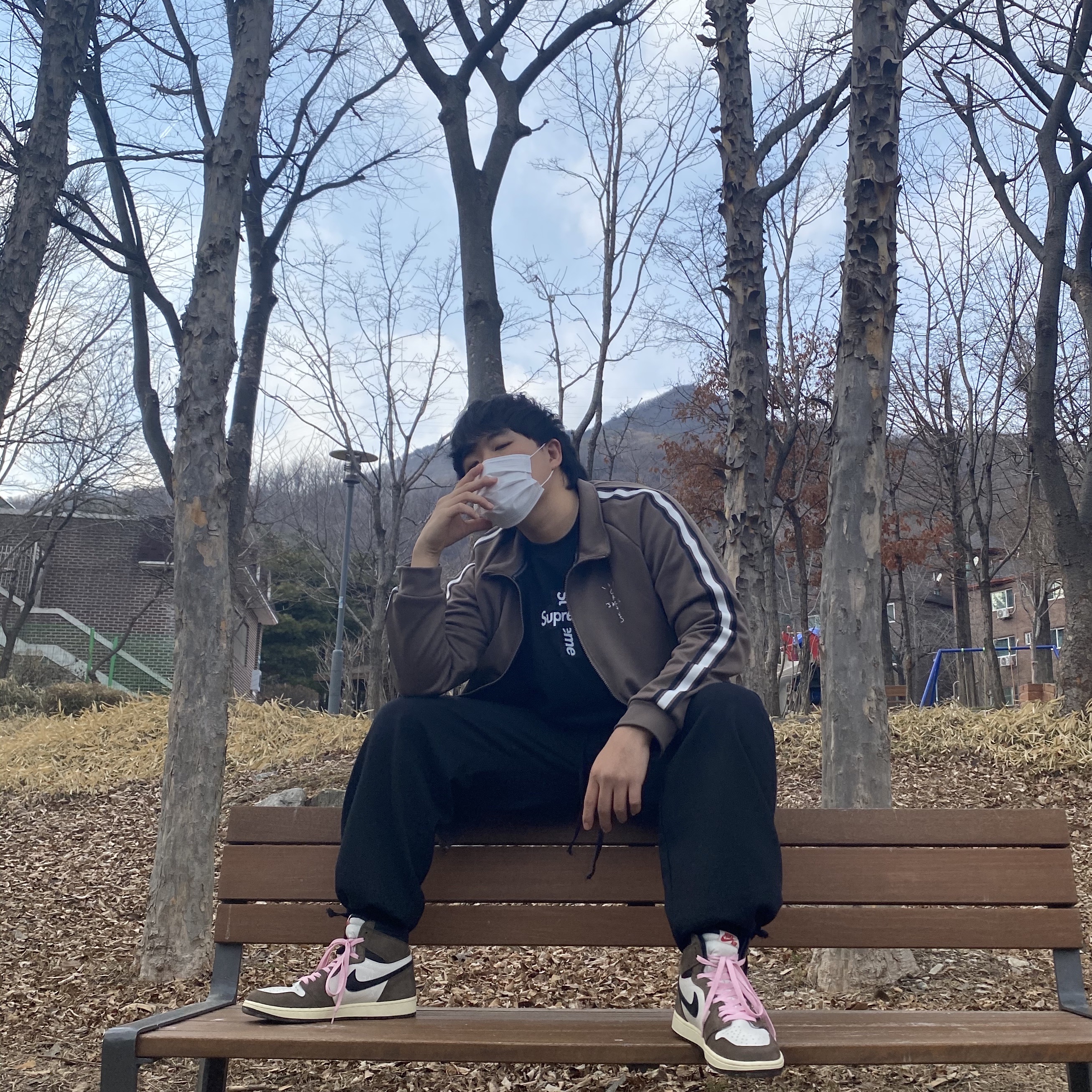 Jordan 1 x Travis Scott Retro High OG SP Mocha, Jordan x Travis Scott MJ Track Jacket 착용 스타일