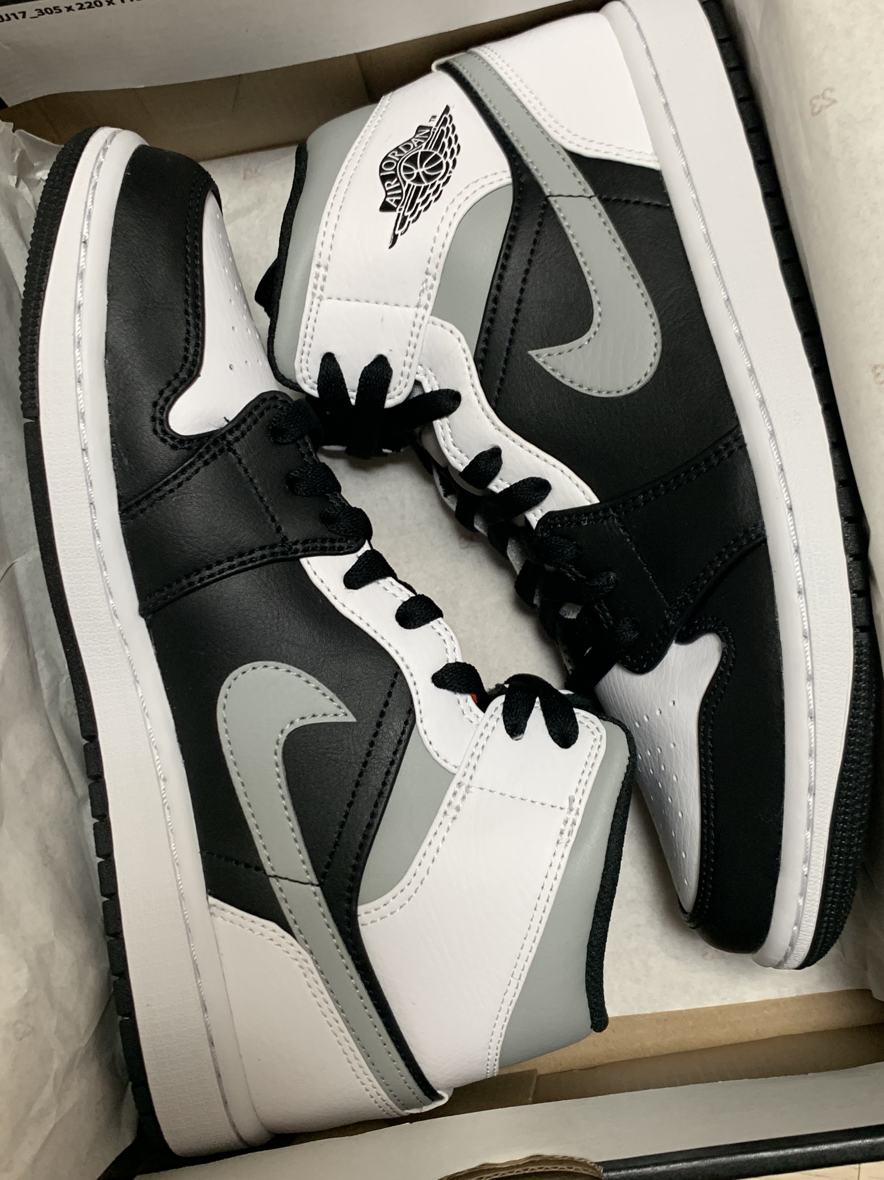 Jordan 1 Mid White Shadow 착용 스타일