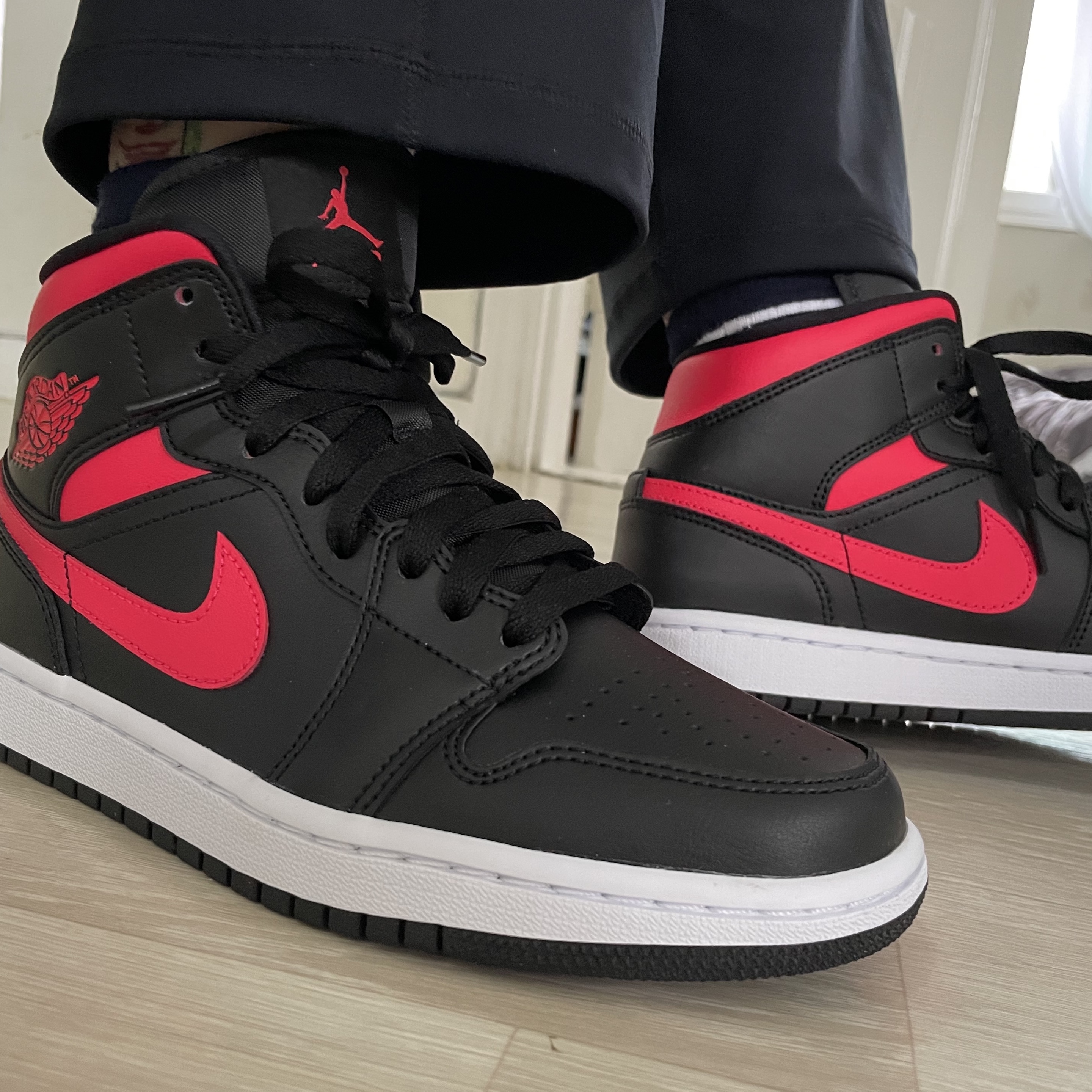 (W) Jordan 1 Mid Siren Red 착용 스타일