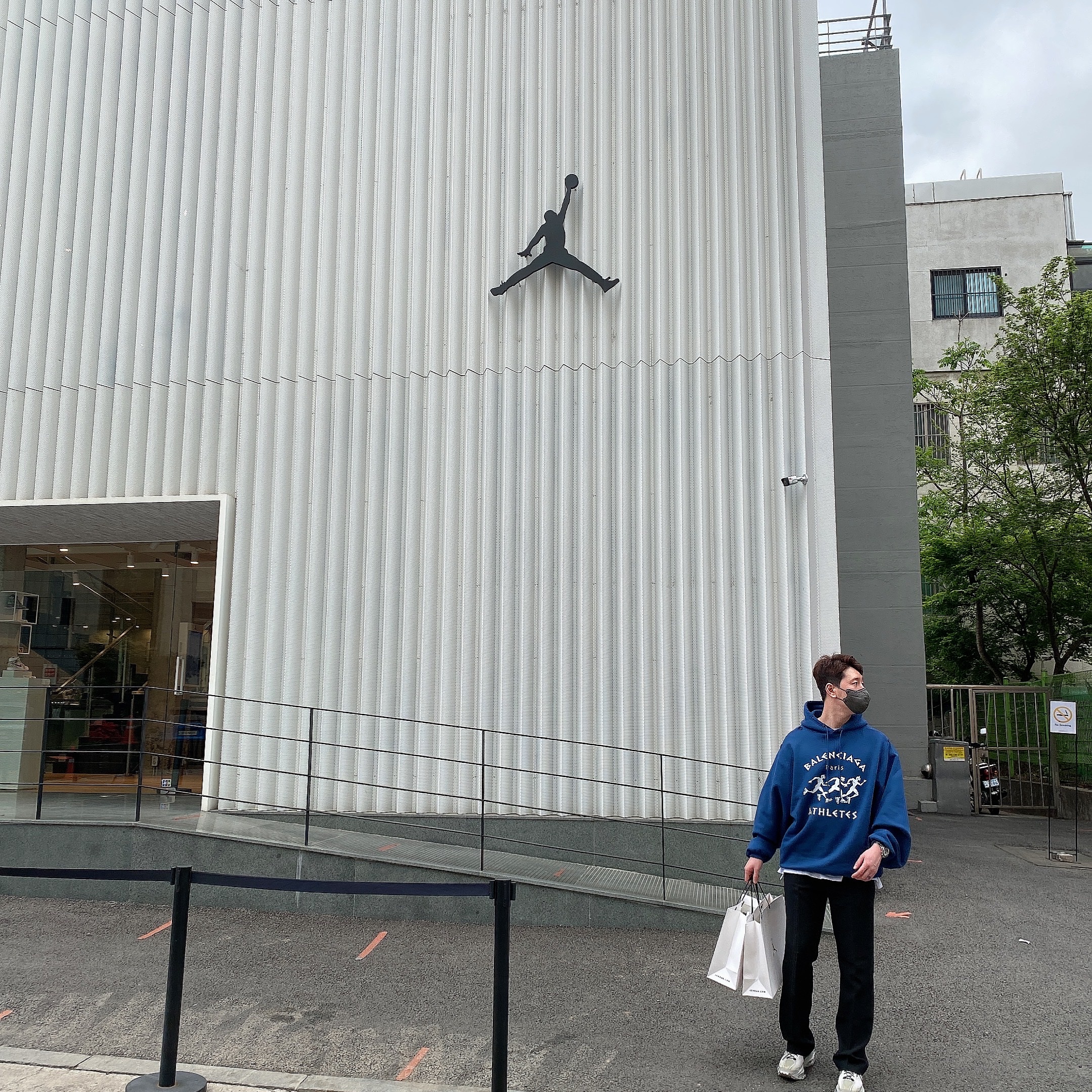 Jordan 1 Retro High OG Hyper Royal, Nike x Matthew M Williams Zoom 004 Stone 착용 스타일 - 1