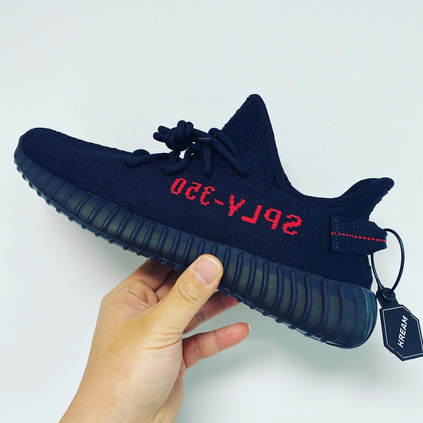 Adidas Yeezy Boost 350 V2 Black Red 2020 착용 스타일 - 1