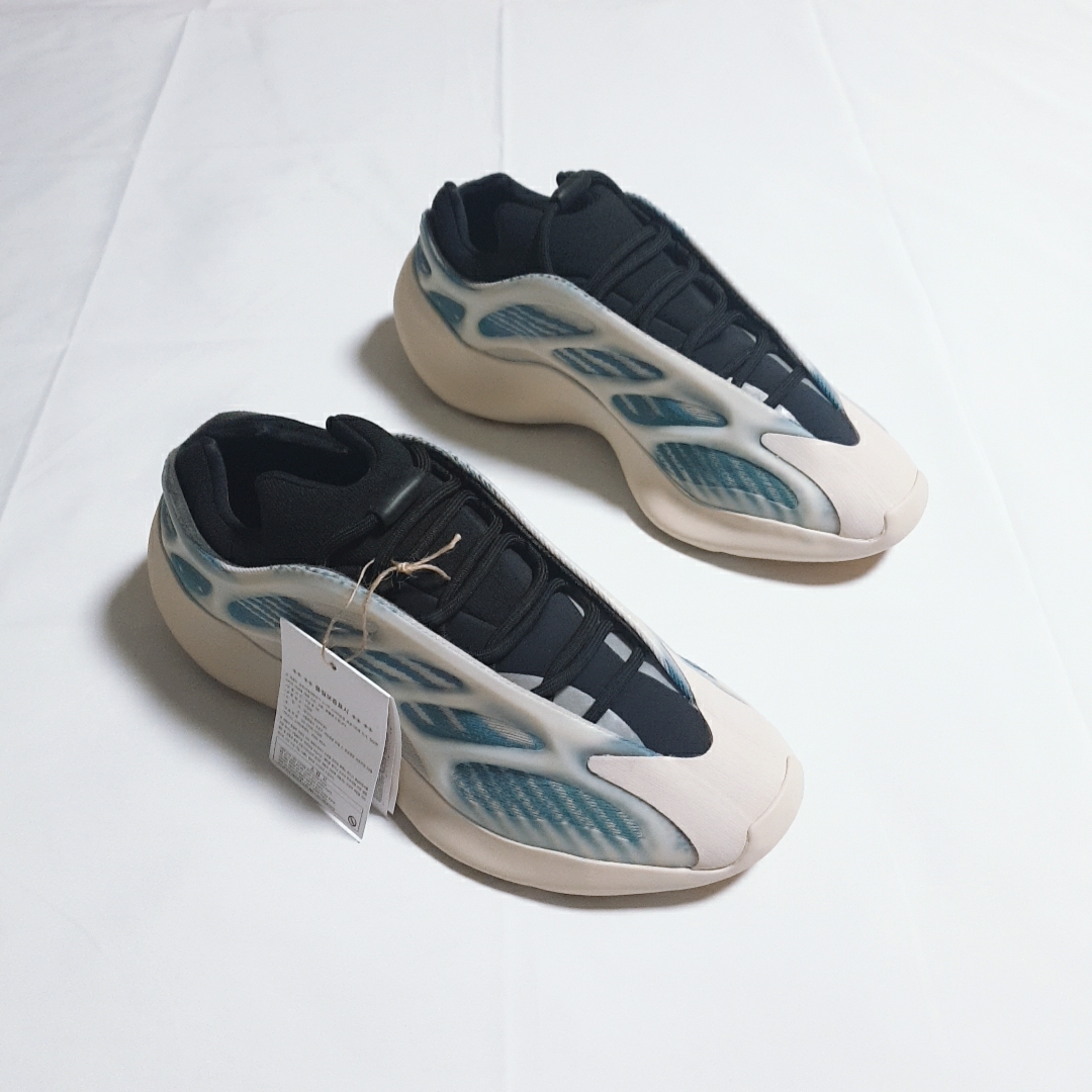 Adidas Yeezy 700 V3 Kyanite 착용 스타일 - 2