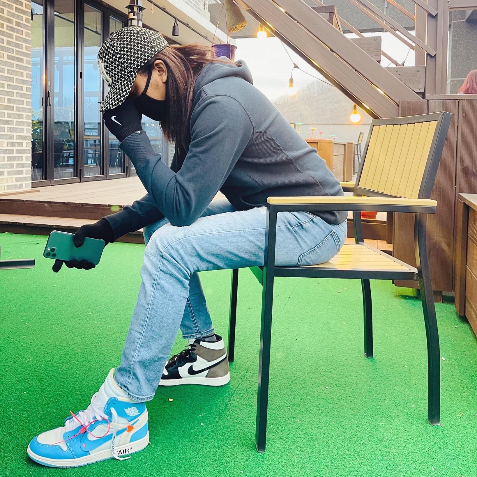 Jordan 1 Retro High OG Black Mocha, Jordan 1 x Off-White Retro High University Blue 착용 스타일