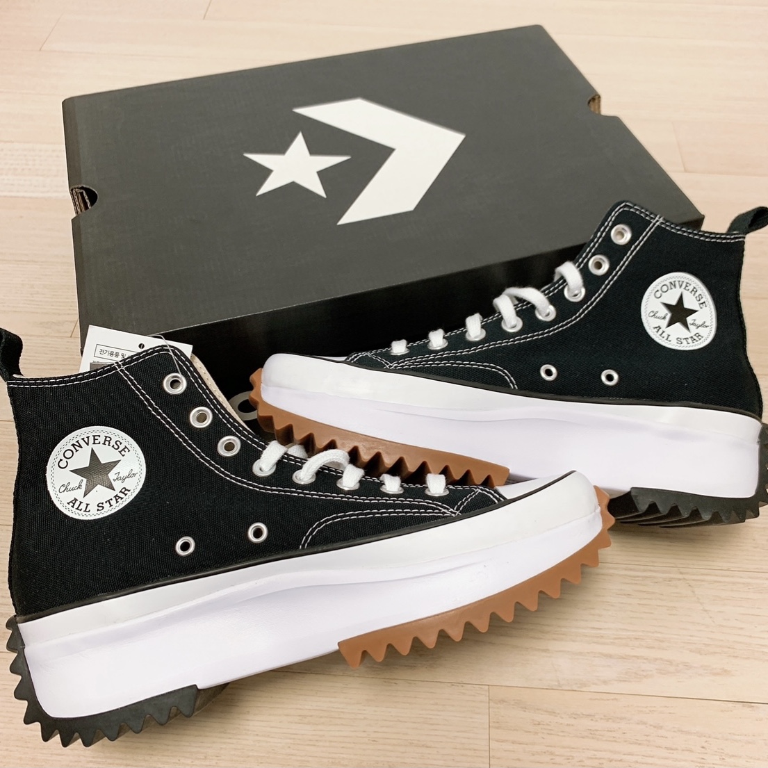 Converse Run Star Hike Hi Black White Gum, Converse Run Star Hike Low Black 착용 스타일 - 1
