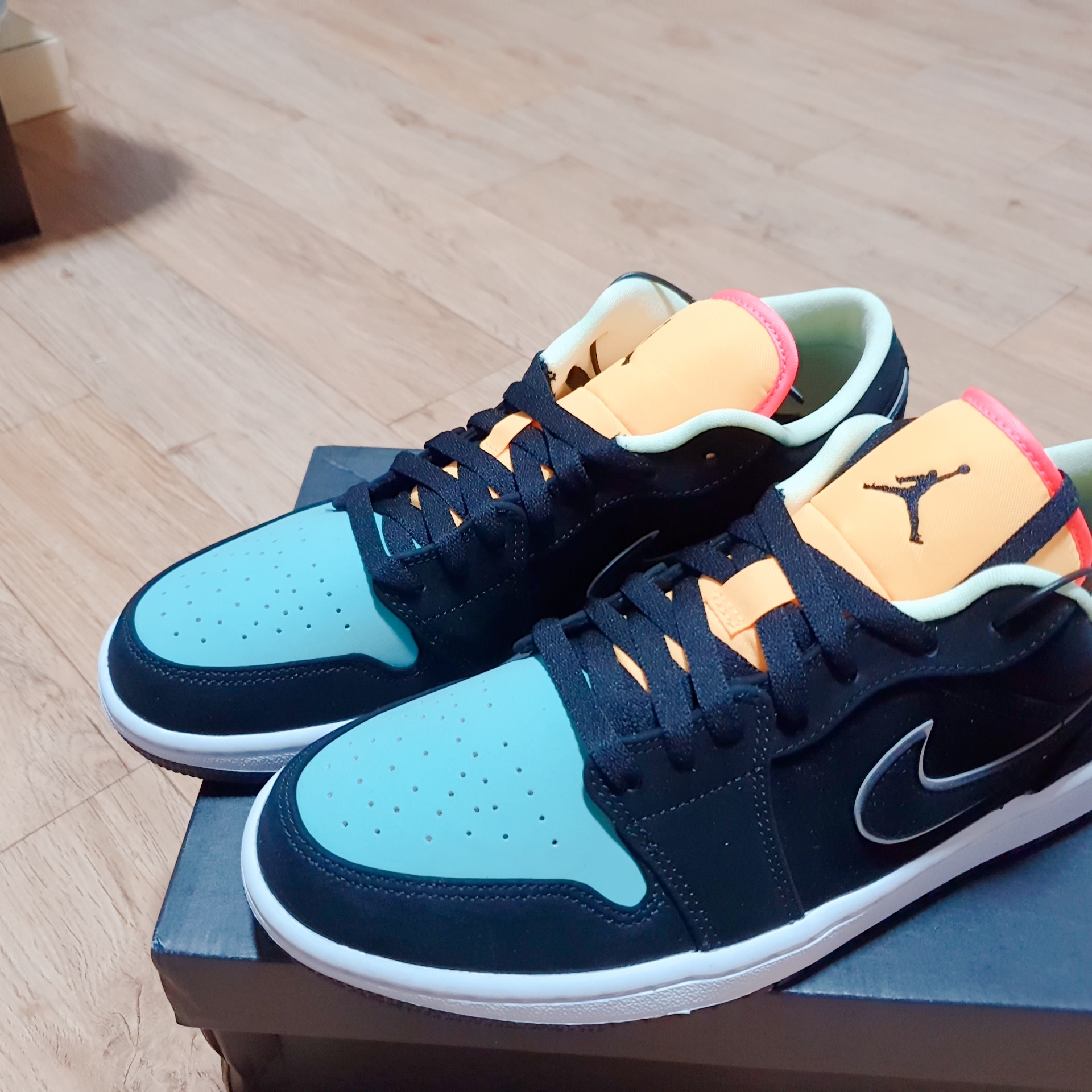 Jordan 1 Low SE Aurora Green 착용 스타일 - 2