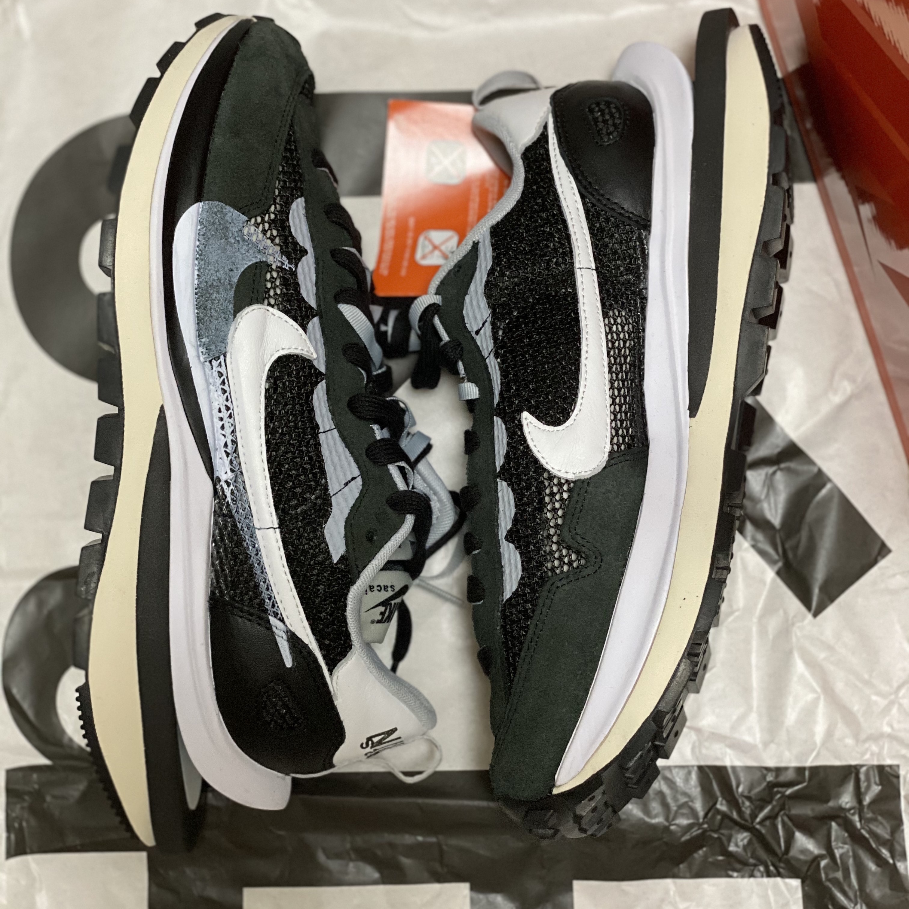 Nike x Sacai VaporWaffle Black White 착용 스타일 - 1